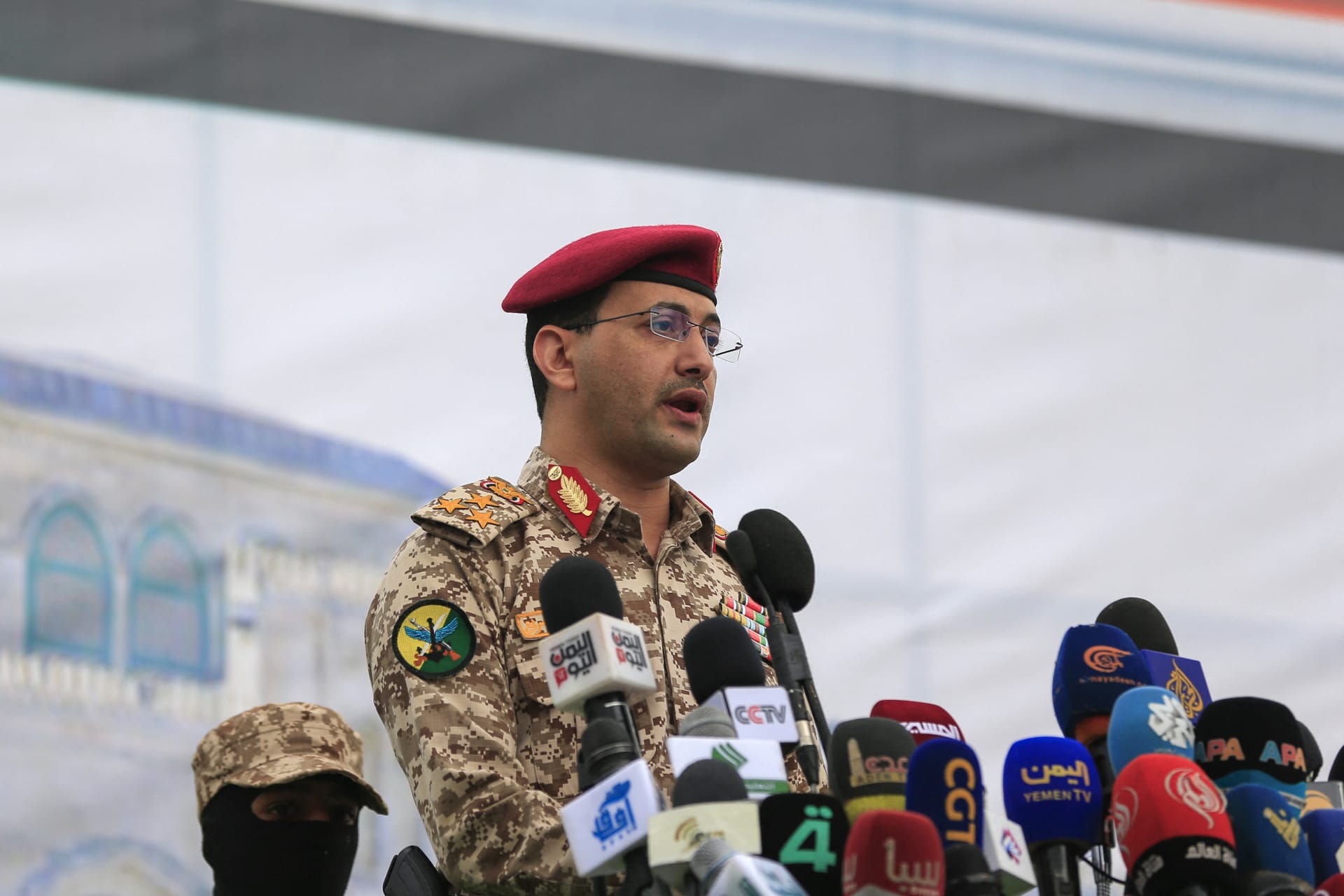 بعد شهر من بدء الهجمات على إيران.. الحوثيون يعلنون إطلاق "أول دفعة صواريخ" نحو إسرائيل