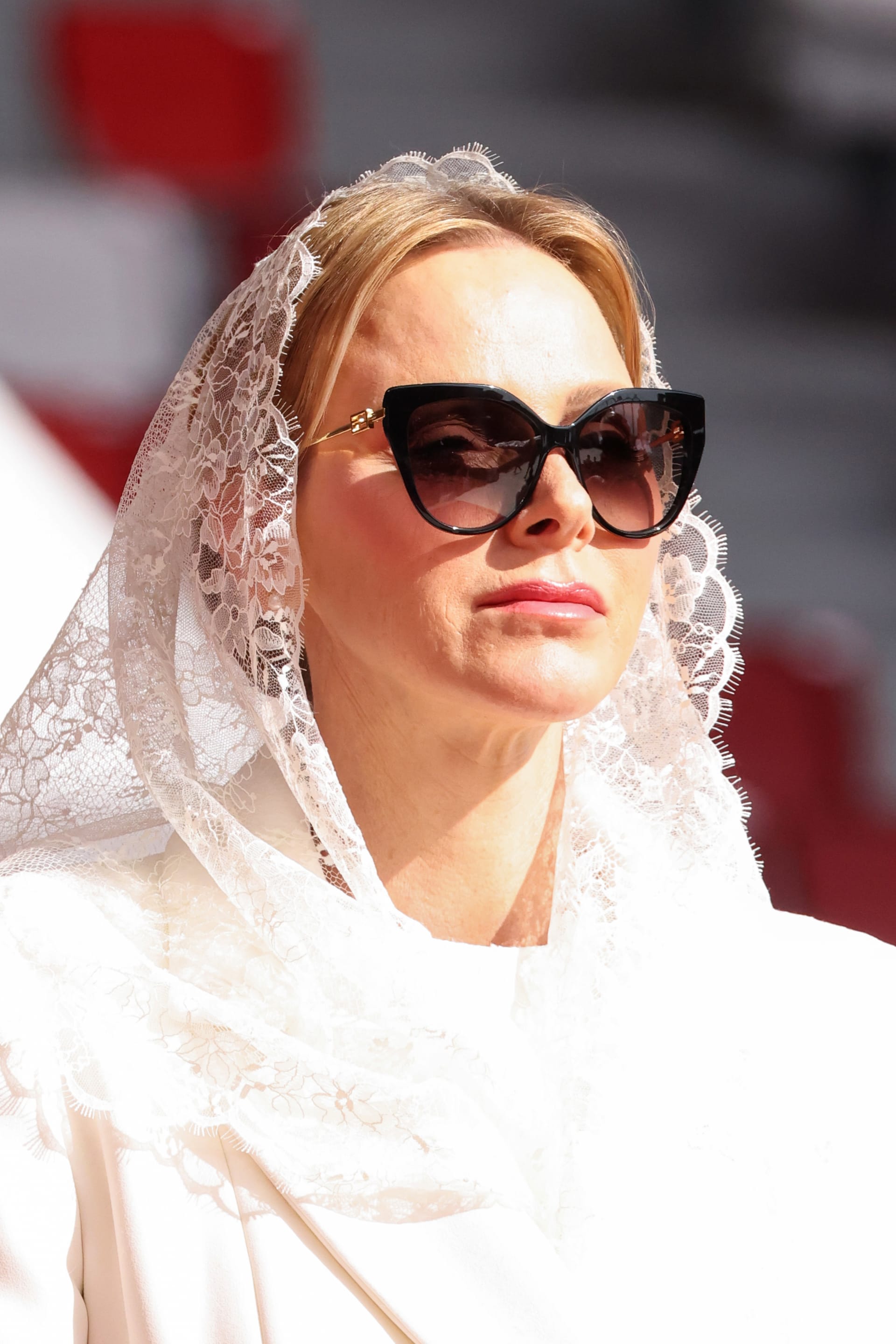 أميرة شارلين تغطّي شعرها بطرحة من الدانتيل الأبيض خلال الحدث البابوي في موناكو. 