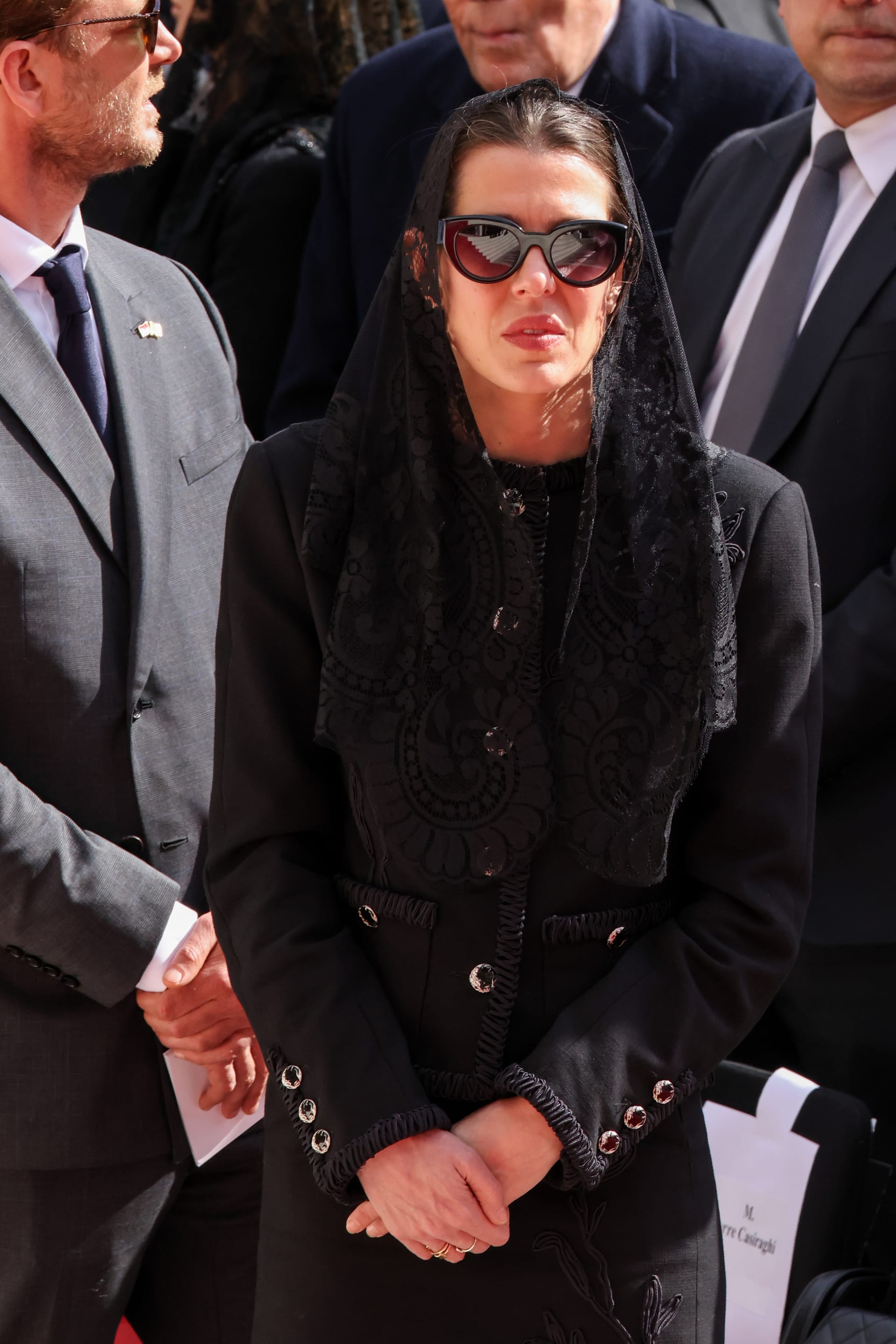 شارلوت كاسيراغي، ابنة الأميرة كارولين دو موناكو، بإطلالة سوداء من دار "شانيل" الفرنسيّة  في الحدث البابوي في موناكو. 