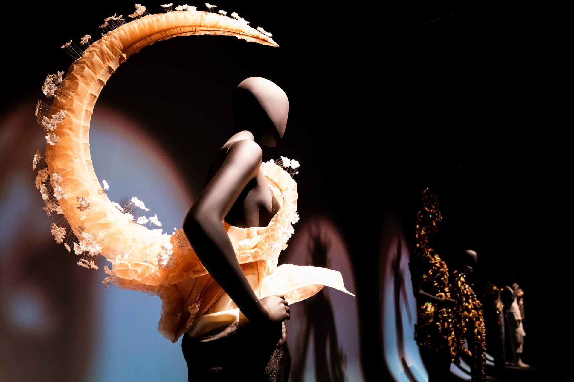 حمل المعرض اسم  "سكاباريللي: عندما تتحول الموضة إلى فن"، للتأكيد على تداخل المجالين. 