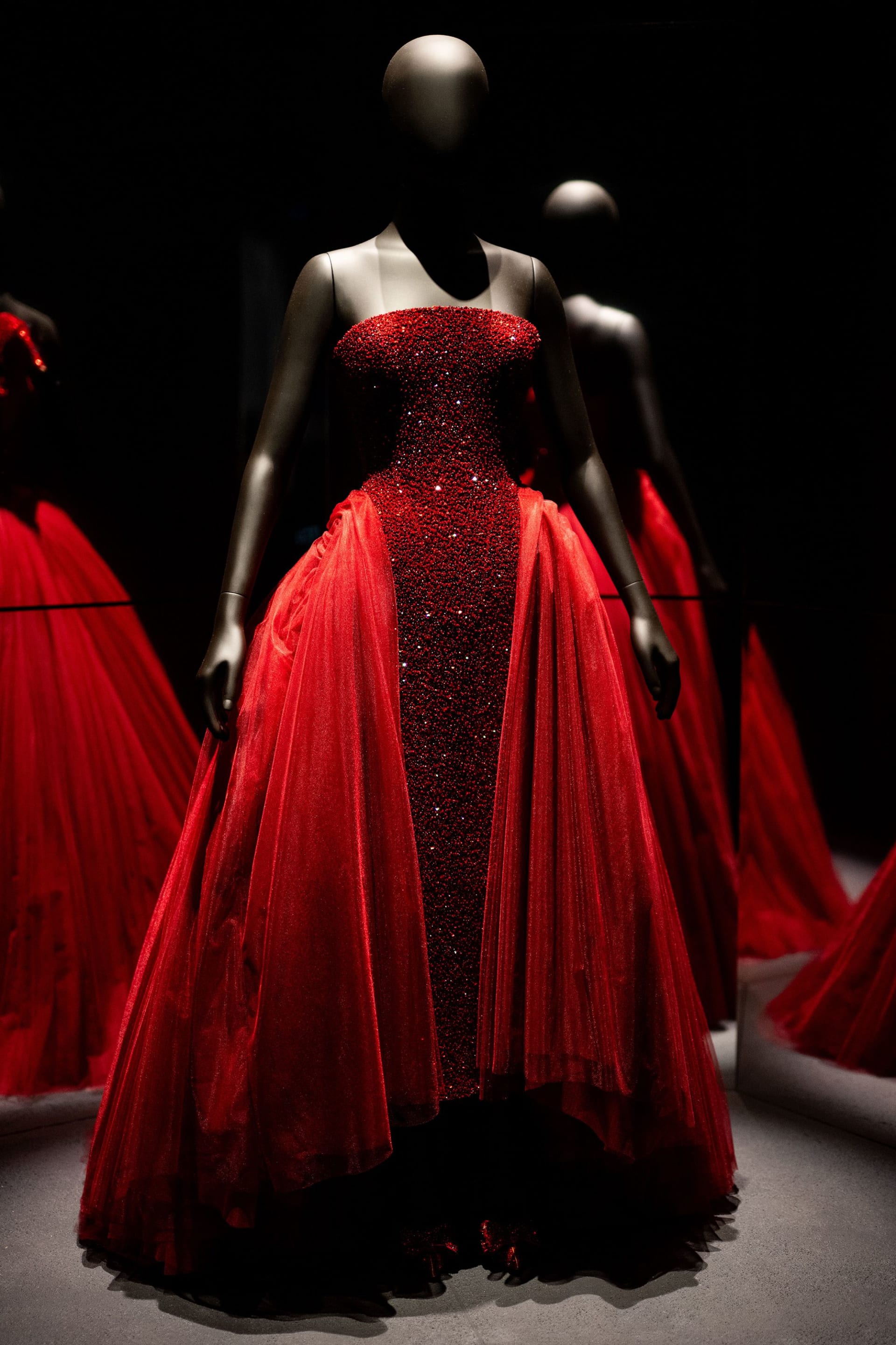 الفستان الذي ارتدته الفنانة الأمريكية أريانا غراندي في حفل جوائز الأوسكار 2025 في معرض ساكاباريللي في لندن. 