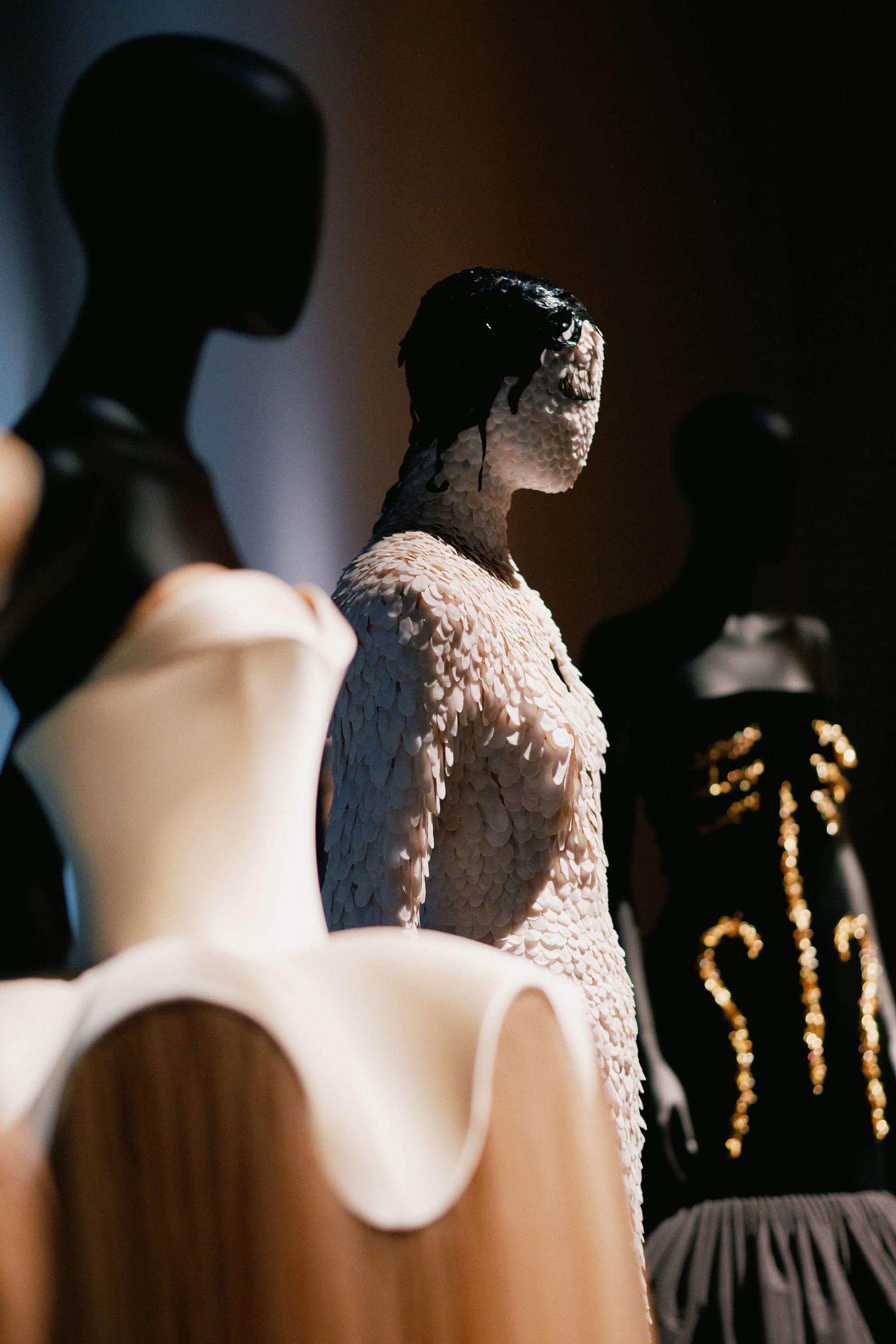 جمع المعرض تصاميم المدير الإبداعي الحالي لدار سكاباريللي، دانيال روزبيري، إلى جانب قطع من تصميم المؤسِّسة الراحلة للدار، إلسا سكاباريللي.