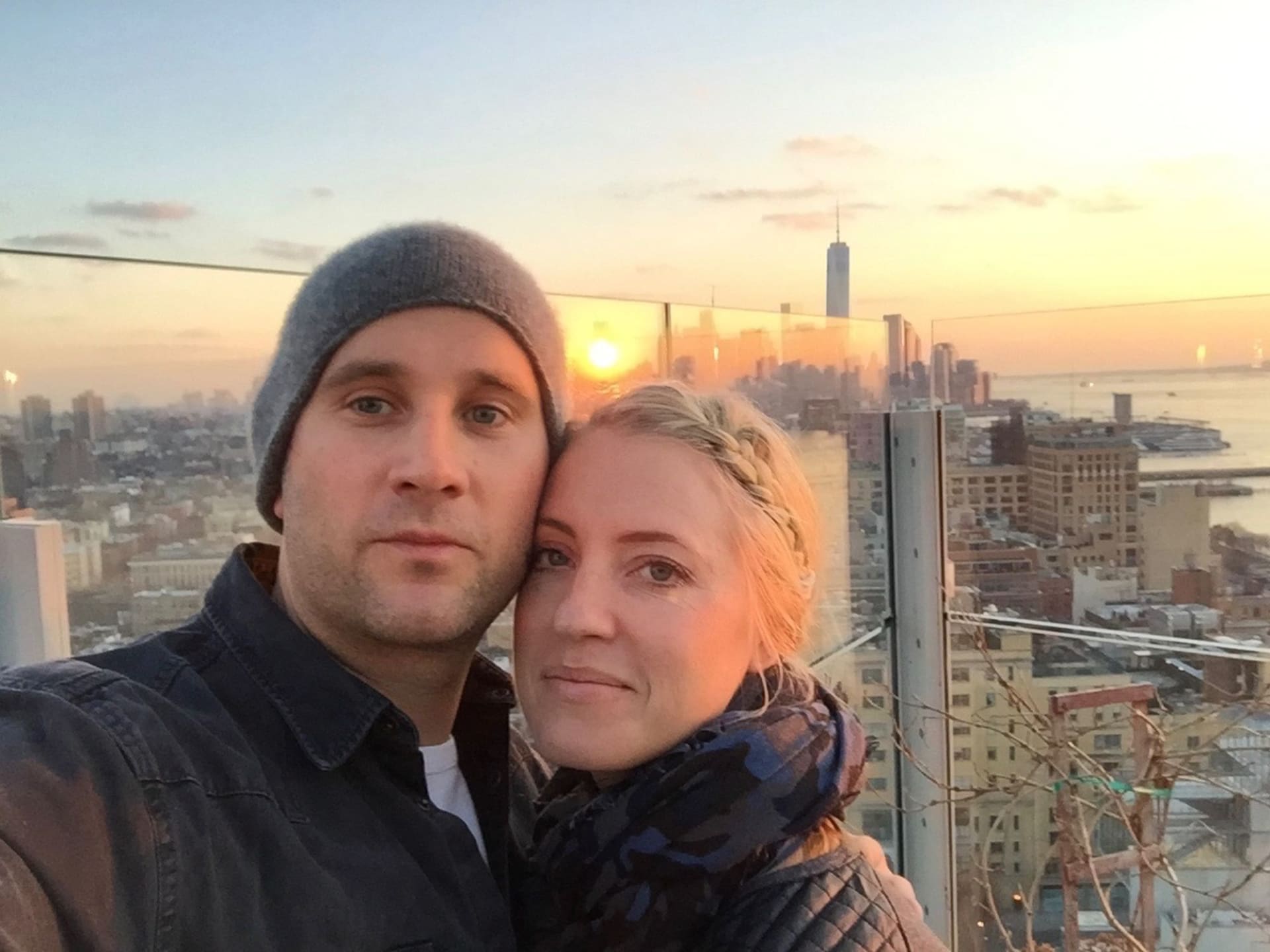 كيف الجمع القدر بين حب طفولة نشأ في لندن بعد سنوات؟