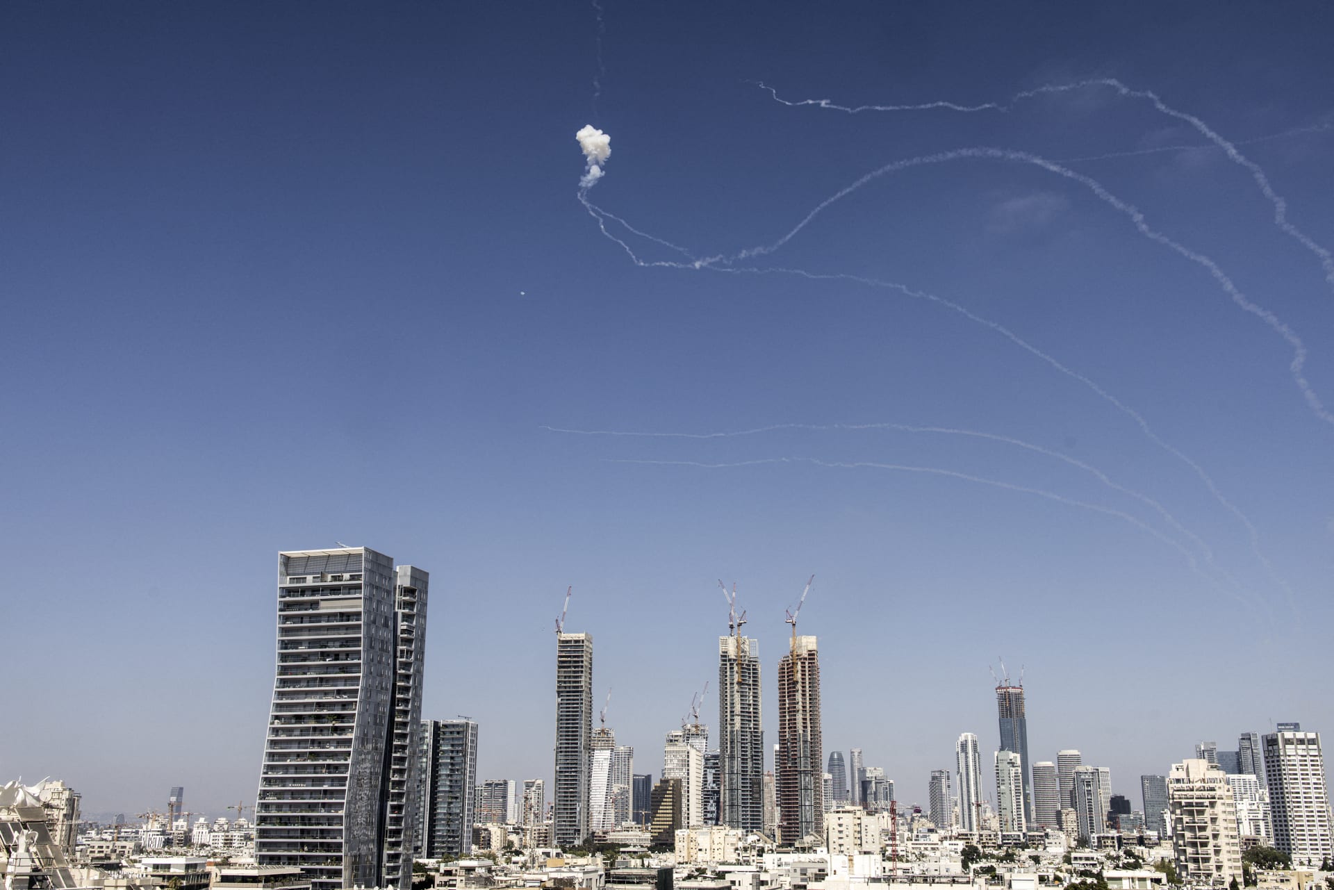 اشتعال النيران بسيارات في إسرائيل بعد سقوط شظايا صواريخ إيرانية