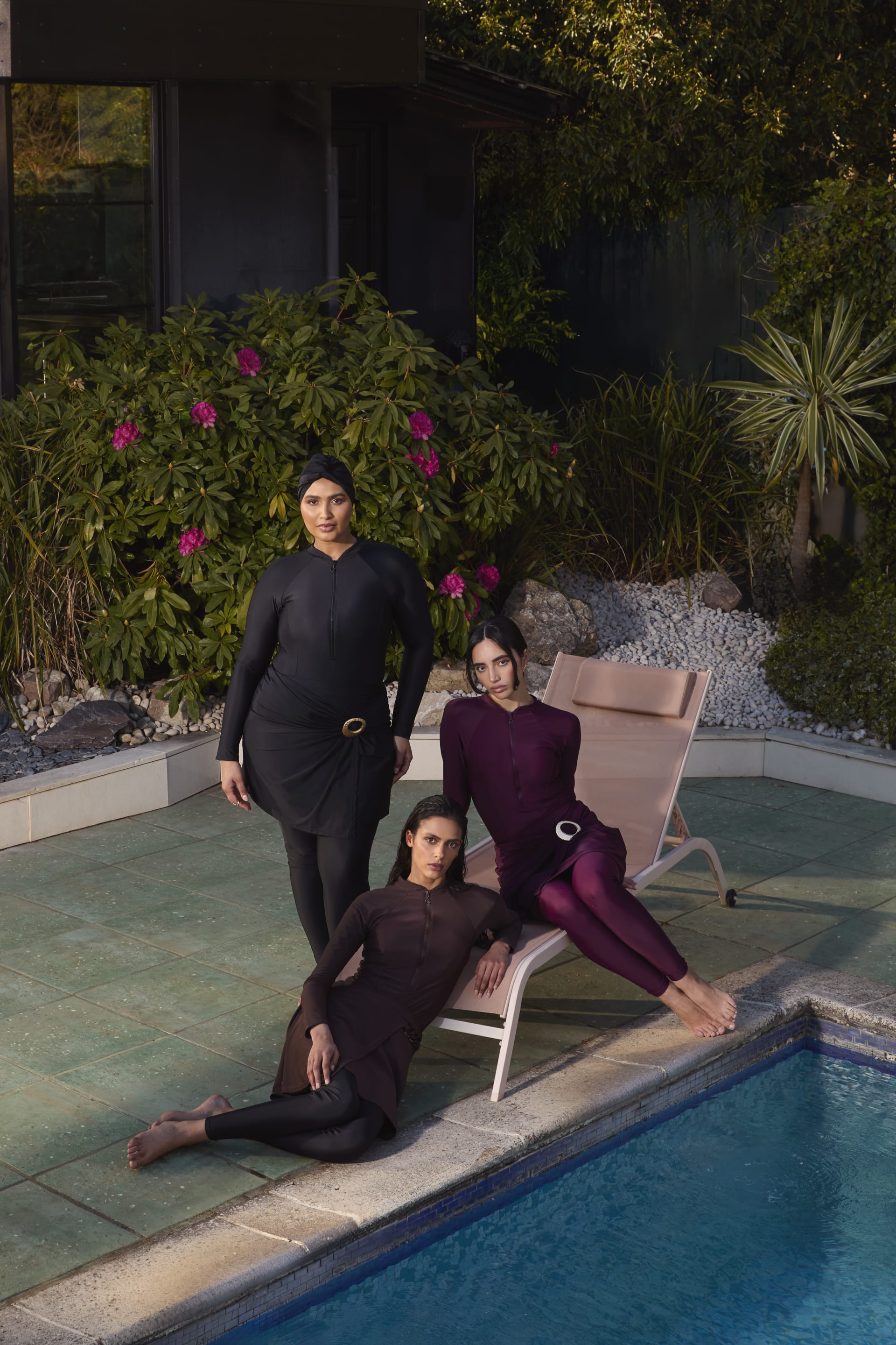 تُعد القدرة على التكيف أمرًا أساسيًا في أزياء سباحة مصممة الأزياء اليمنية البريطانية إكرام زين. 