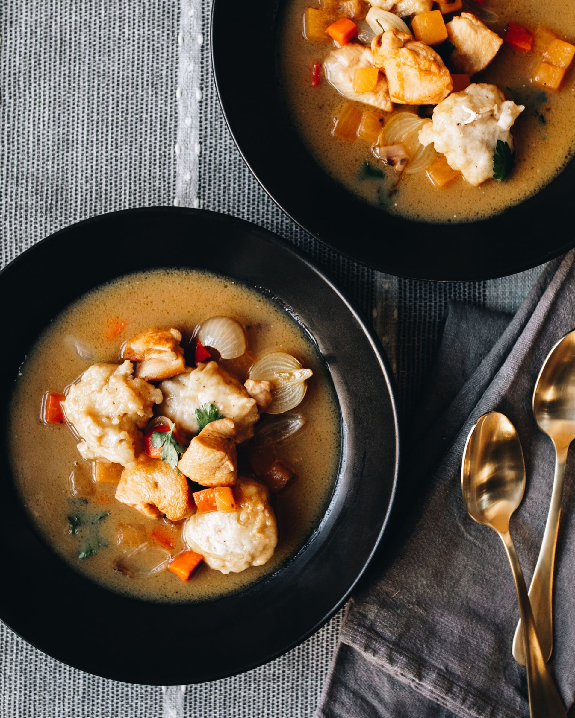 طاهي يحضر وصفات جدته