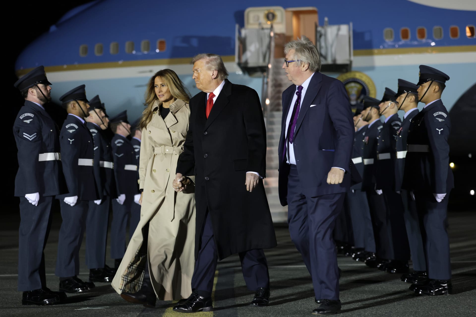 ميلانيا ترامب ترتدي معطف علامة "بربري" البريطانية عند وصولها إلى لندن. 