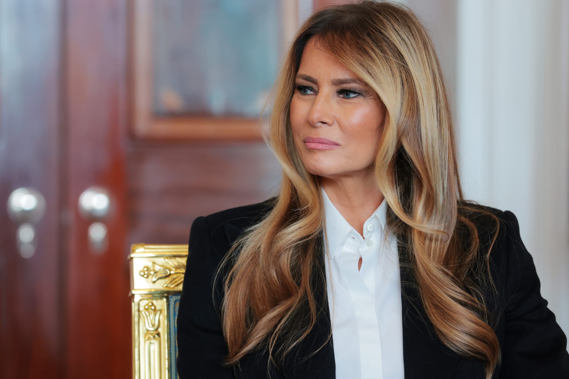 تحافظ ميلانيا ترامب على الكلاسيكية الأنيقة في الشعر والمكياج. 