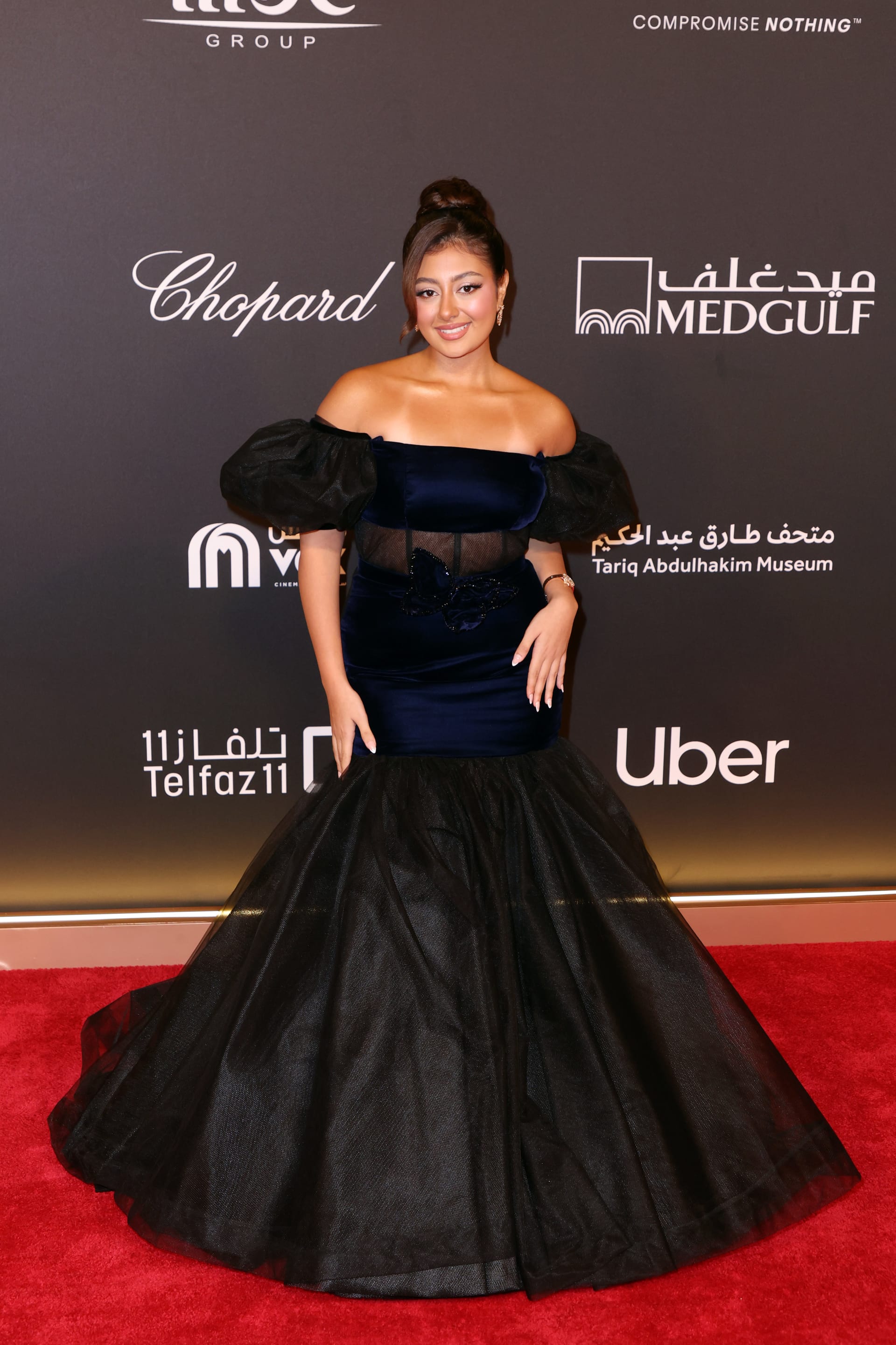 الممثلة السعودية ماريا بحراوي بإطلالة سوداء اللون من توقيع المصممة تيما عابد في مهرجان البحر الأحمر السينمائي.