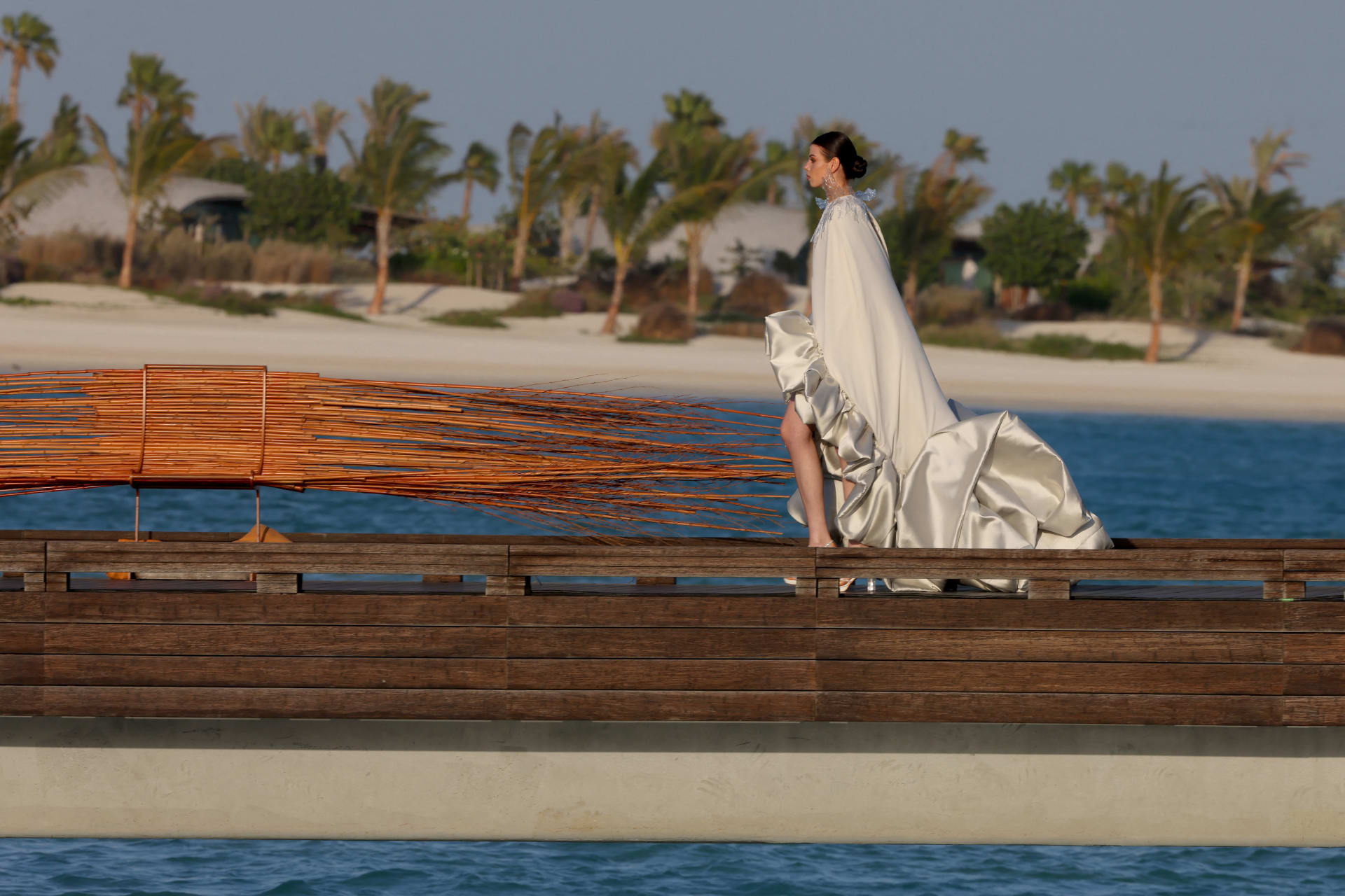 عرض أزياء  للمصممة السعودية تيما عابد خلال أسبوع البحر الأحمر للموضة في منتجع البحر الأحمر بجزيرة أمهات بالمملكة العربية السعودية، في 16 مايو 2024.