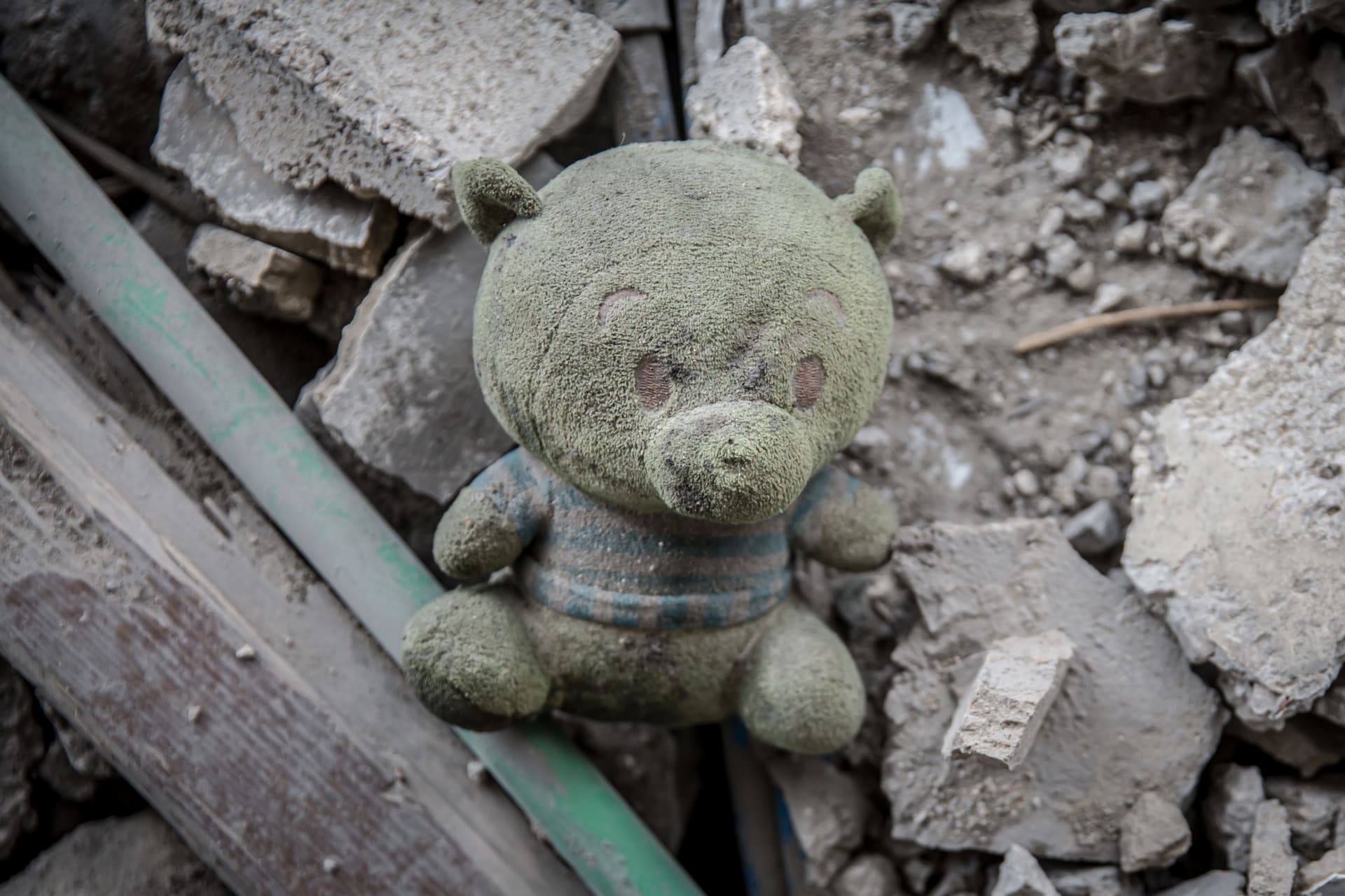 من تحت الركام.. صور مؤثّرة توثّق حياة الأطفال المدمرة في لبنان