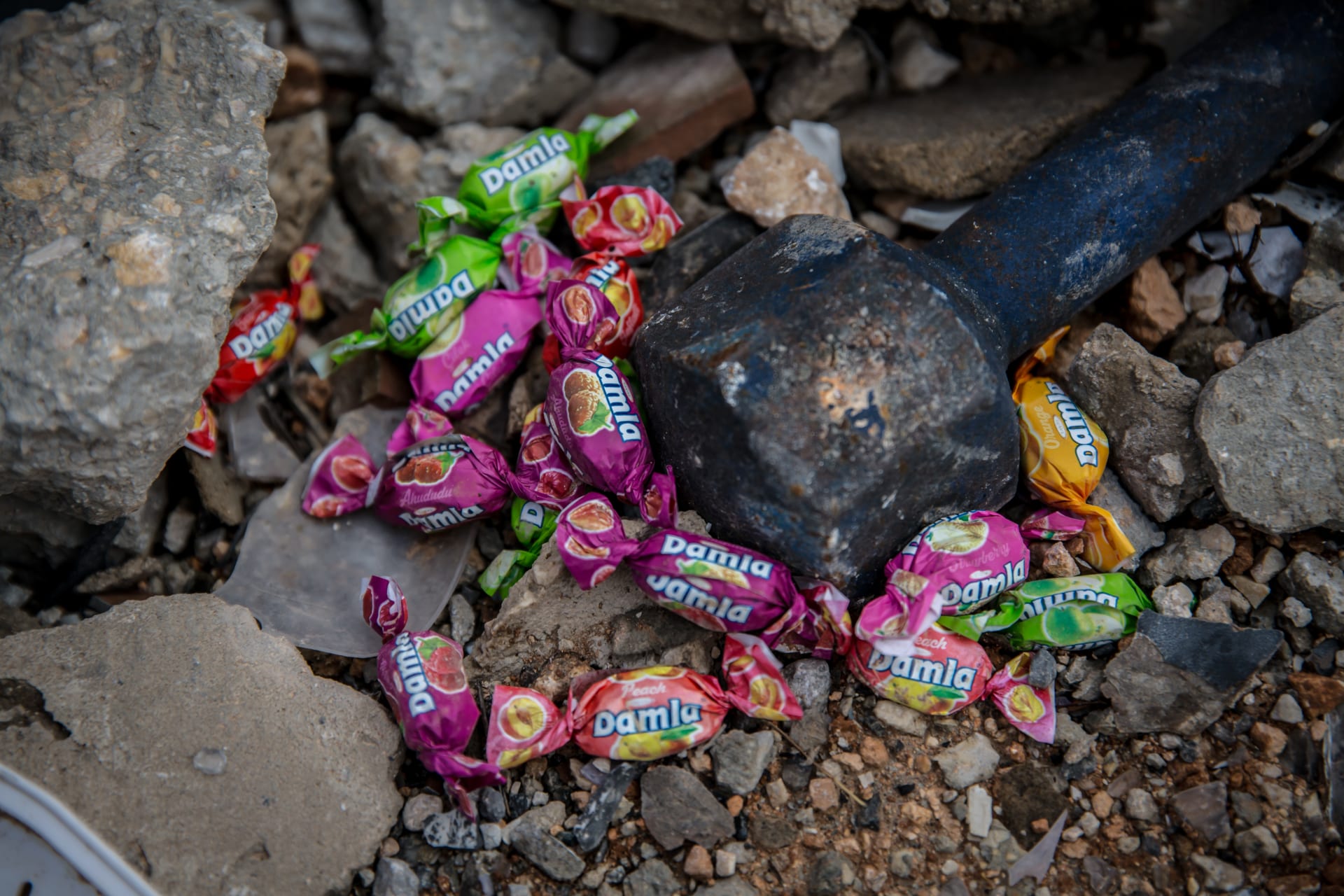 تفاصيل صغيرة تظهر حجم المأساة الكبيرة التي عاشها أطفال لبنان. 