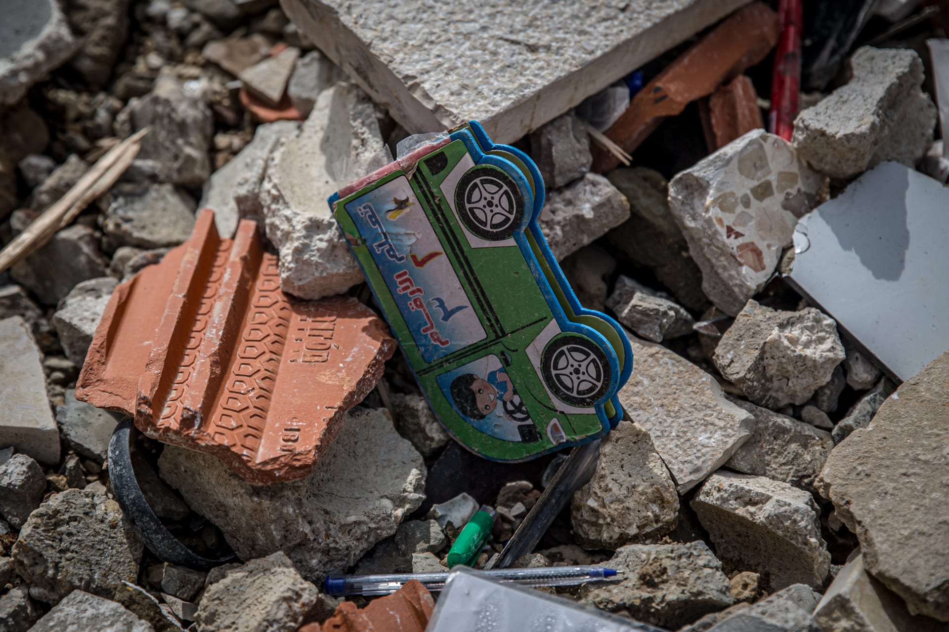ألعاب الأطفال المحطّمة تحت ركام الغارات الاسرائيليّة. 