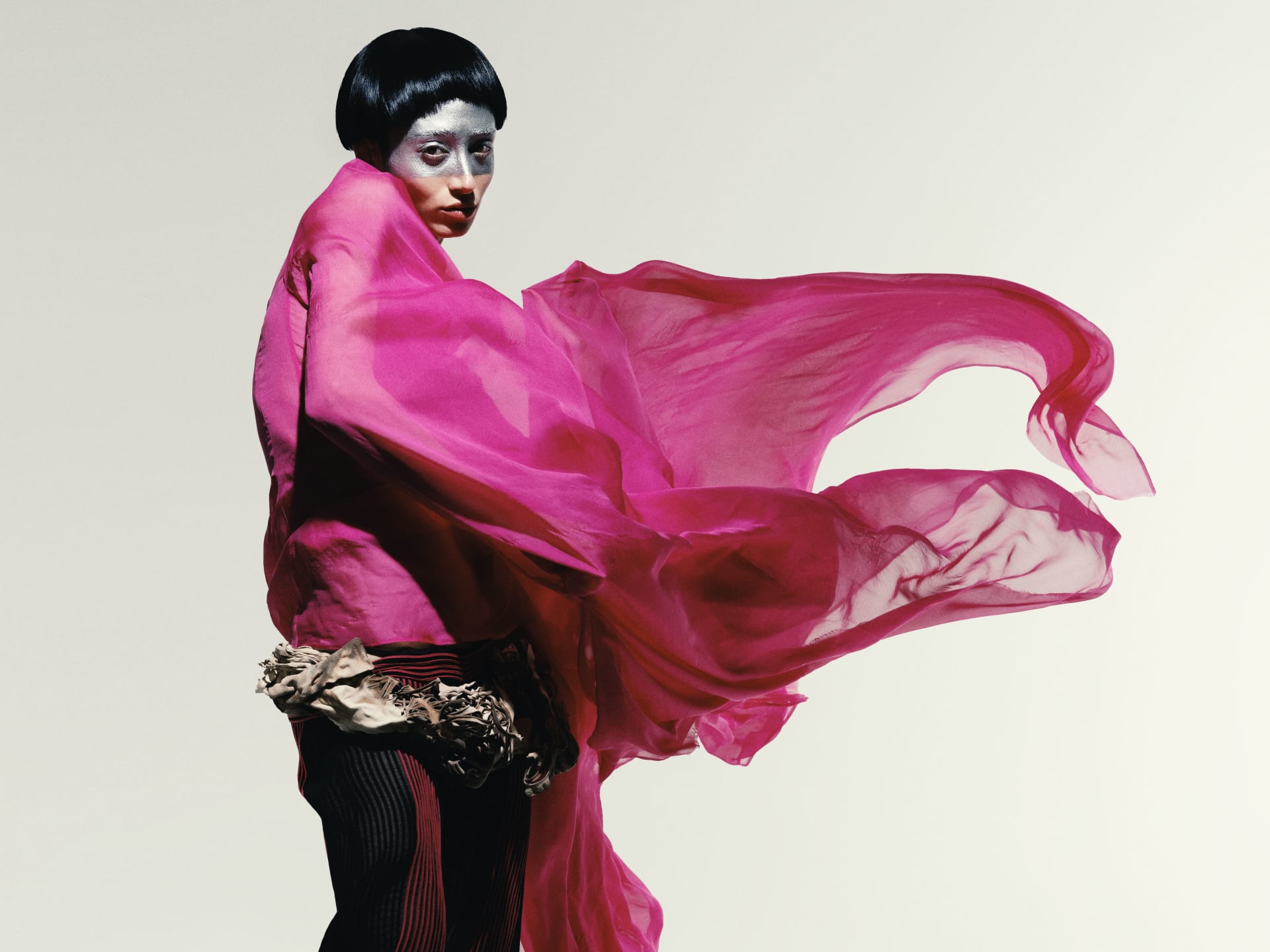 مصمم فلسطيني يواجه الاحتلال بتطريزاته "الغزاوية" في قلب إيطاليا