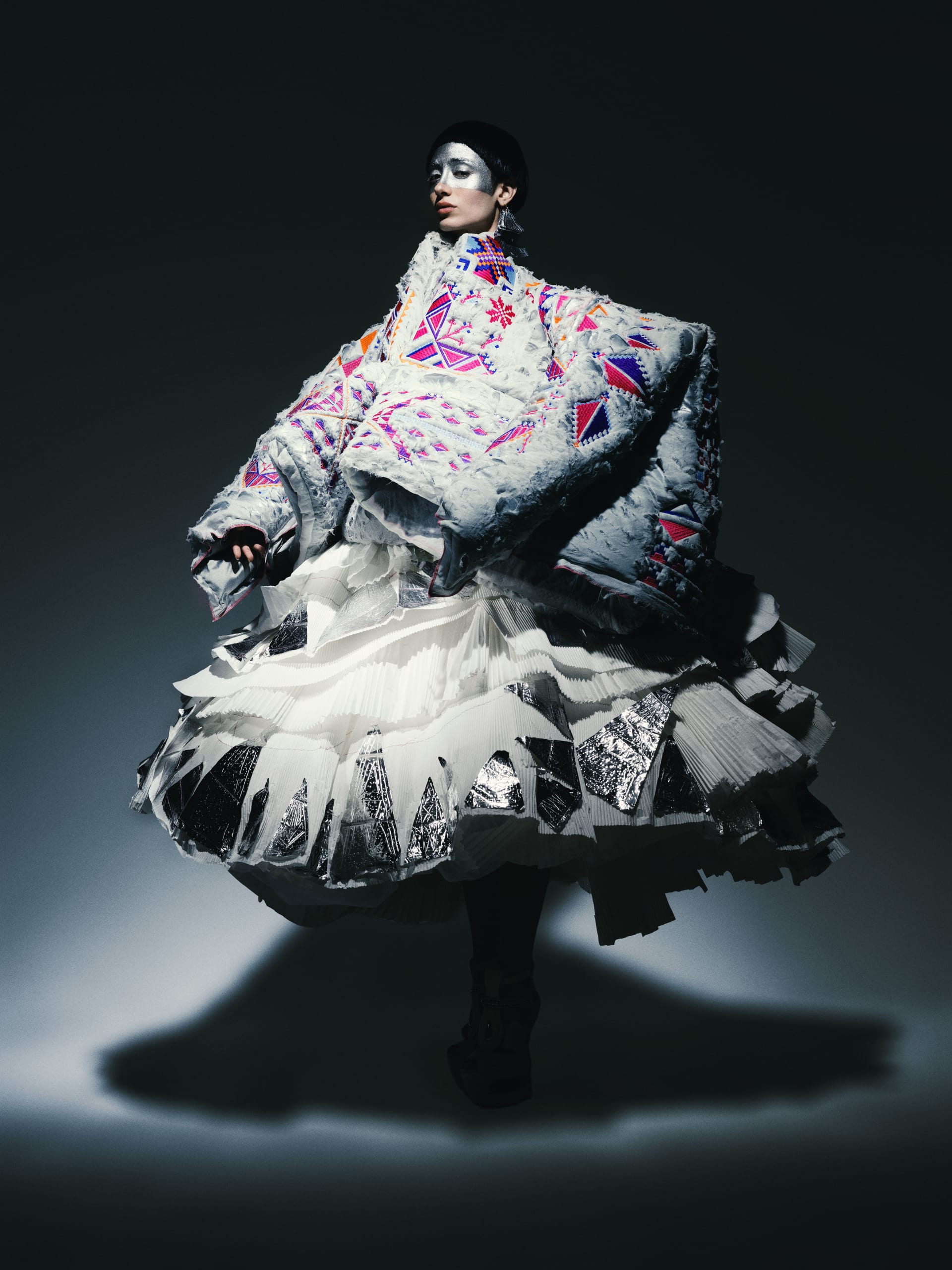 مصمم فلسطيني يجسد بتطريزاته الغزاوية الذاكرة والانتماء والنزوح