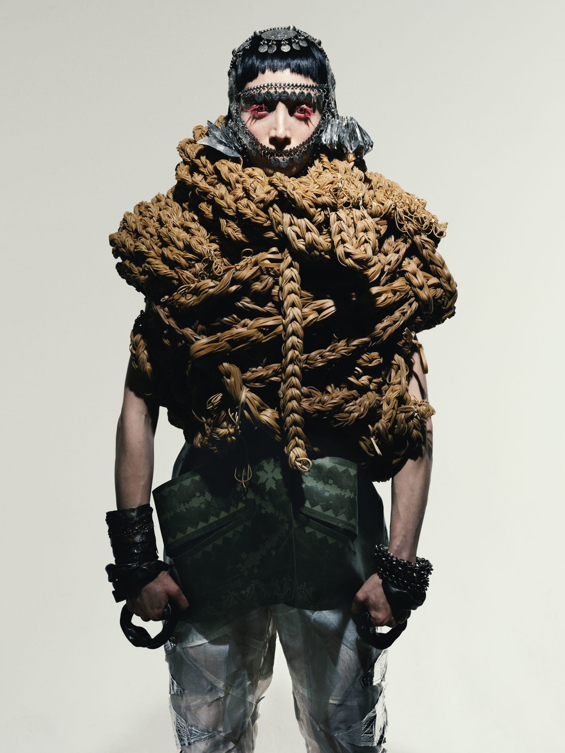 مصمم فلسطيني يجسد بتطريزاته الغزاوية الذاكرة والانتماء والنزوح