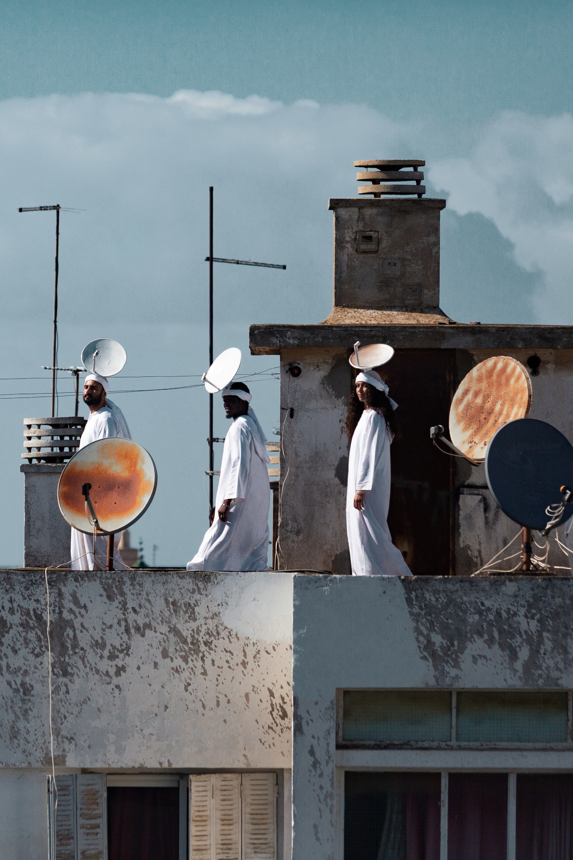 كيف تحوّلت الأقمار الصناعية إلى تيجان للرؤوس؟ مغامرة فنية غريبة في صحارى المغرب