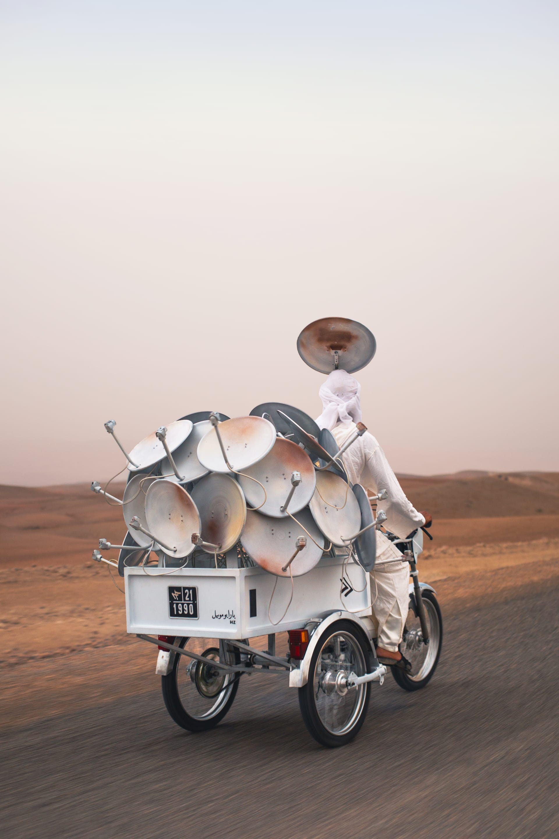 انطلق مشروع "بارابوموبيل"،  من دراجة نارية من شركة سيارات"بيجو" الفرنسيّة Peugeot 103 مهترئة، أيقونة متواضعة لحركة التنقّل في المغرب خلال تسعينيات القرن الماضي.  