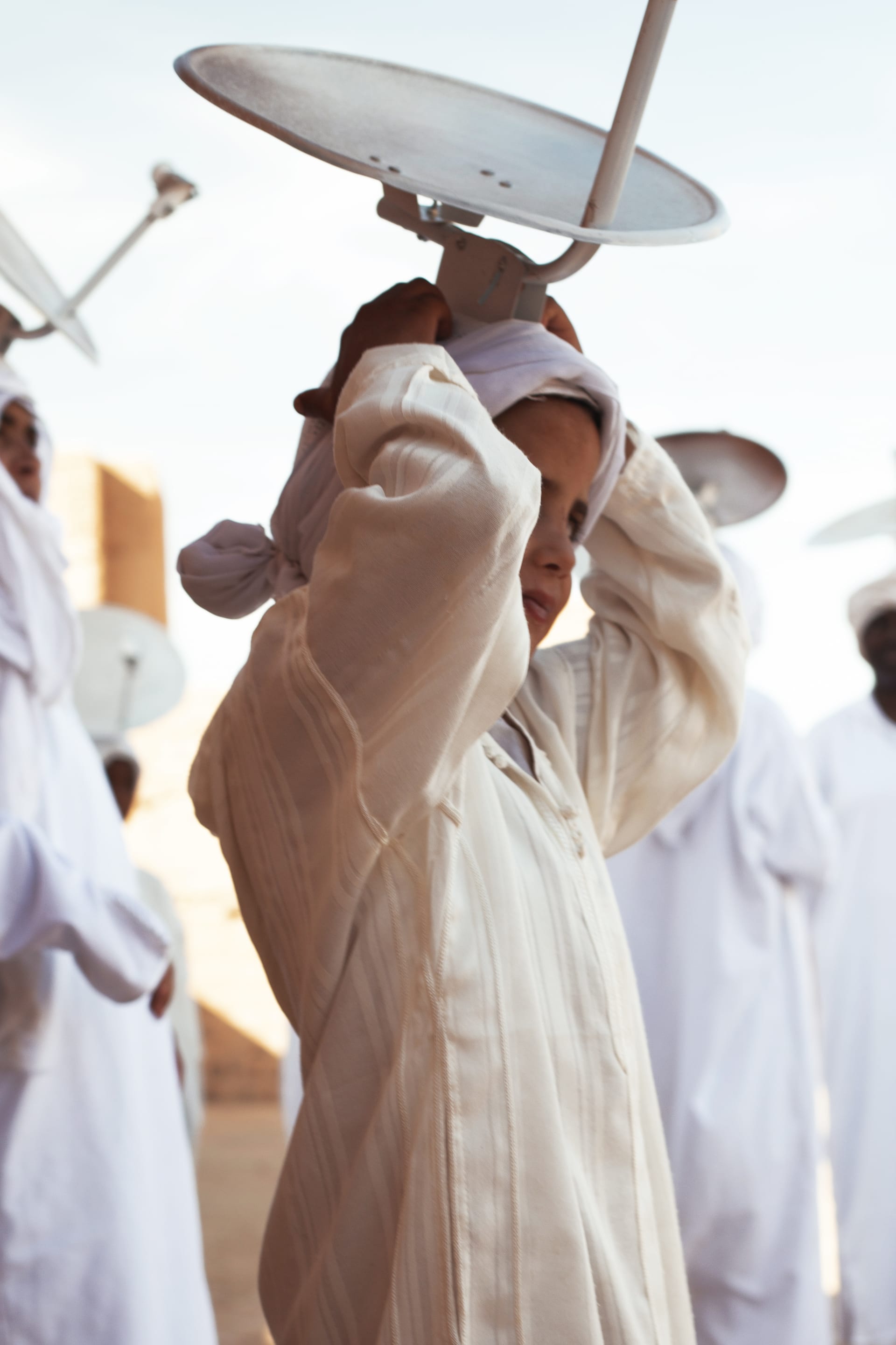 تتموضع أعمالها الفنية في الكشف عن المعاني الكامنة داخل تفاصيل تبدو عادية للوهلة الأولى.