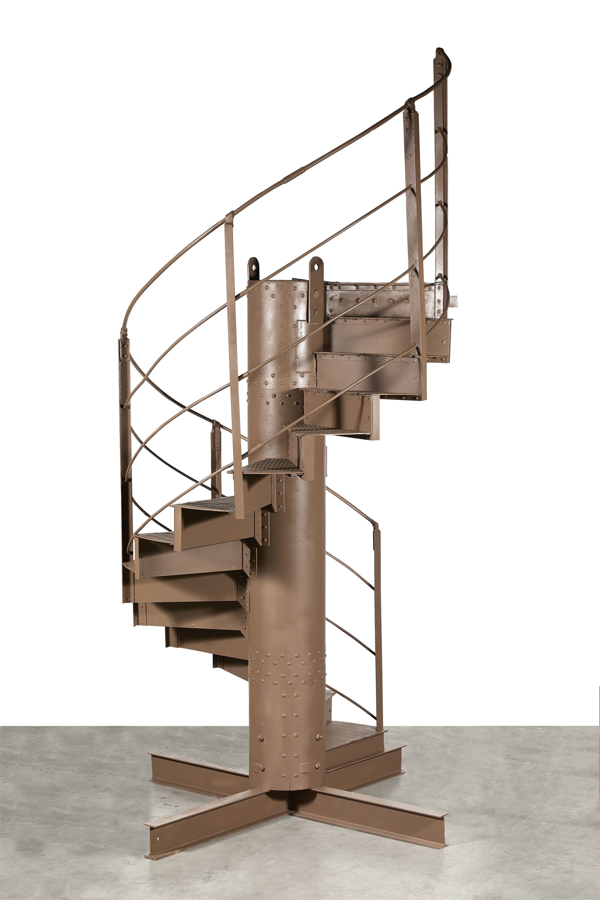 يضم القسم المُرمَّم من السلم الحلزوني  14 درجة.