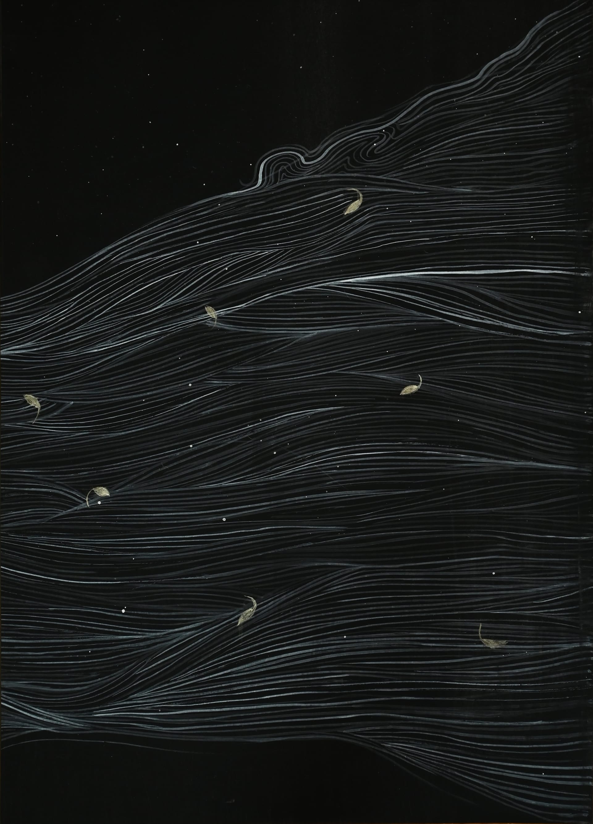 لا تكتفي أعمالها بإعادة إنتاج الزخارف التقليدية، بل تعيد تفسيرها وتربطها بقضايا اجتماعية وثقافية معاصرة.