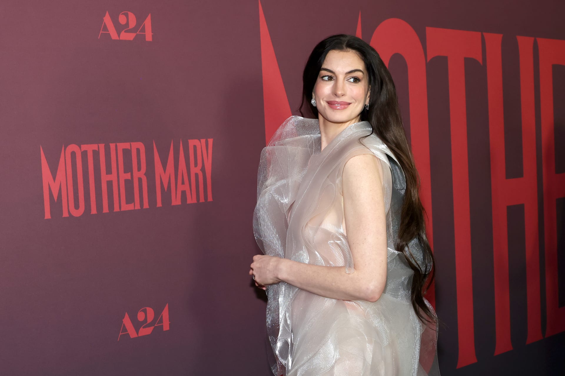 آن هاثاواي تتألق بإطلالة بيضاء ثلاثية الأبعاد من دار لبنانية في نيويورك