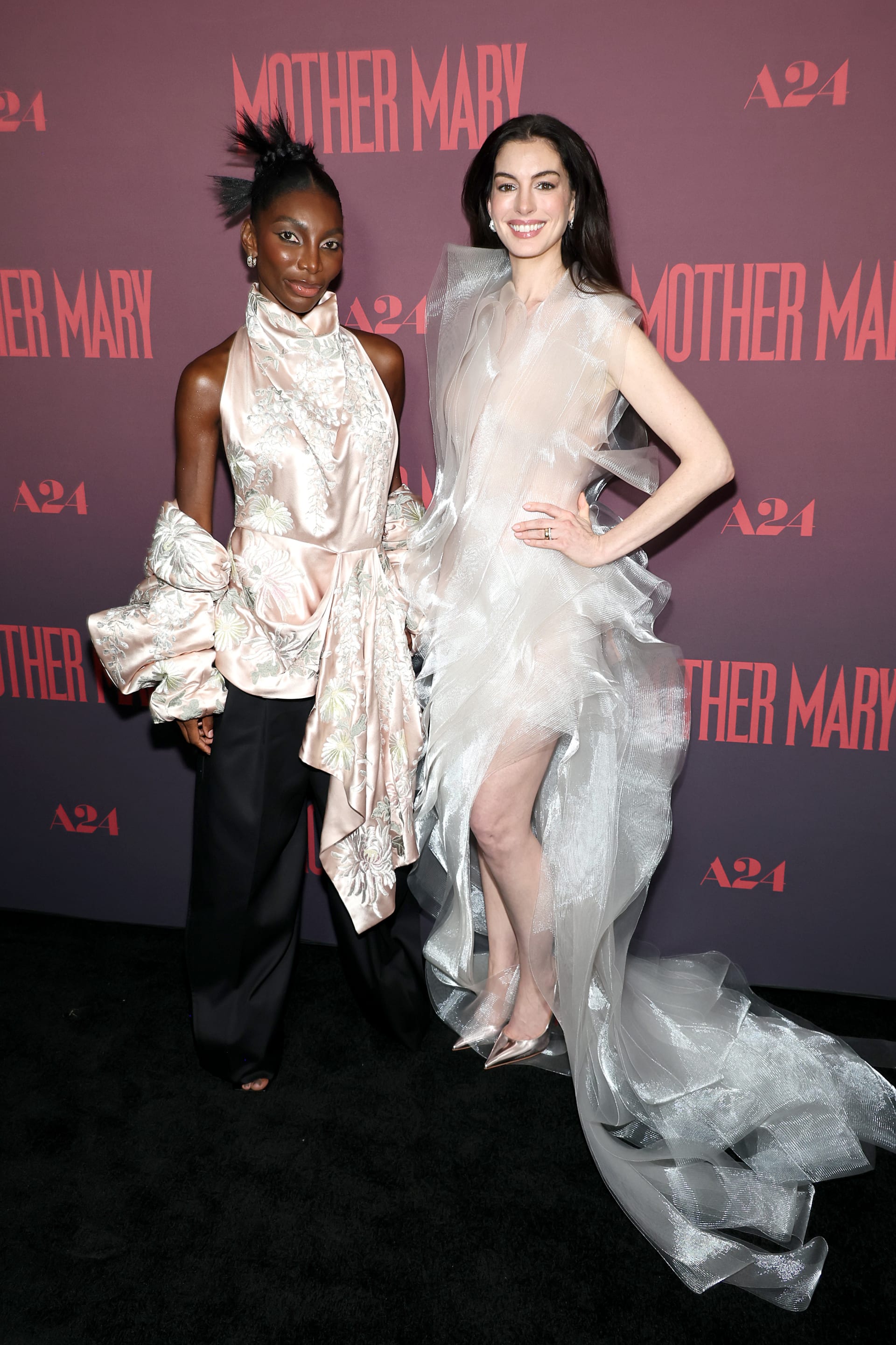 .آن هاثاوي مع الممثلة البريطانية ميكايلا كويل على السجّادة الحمراء