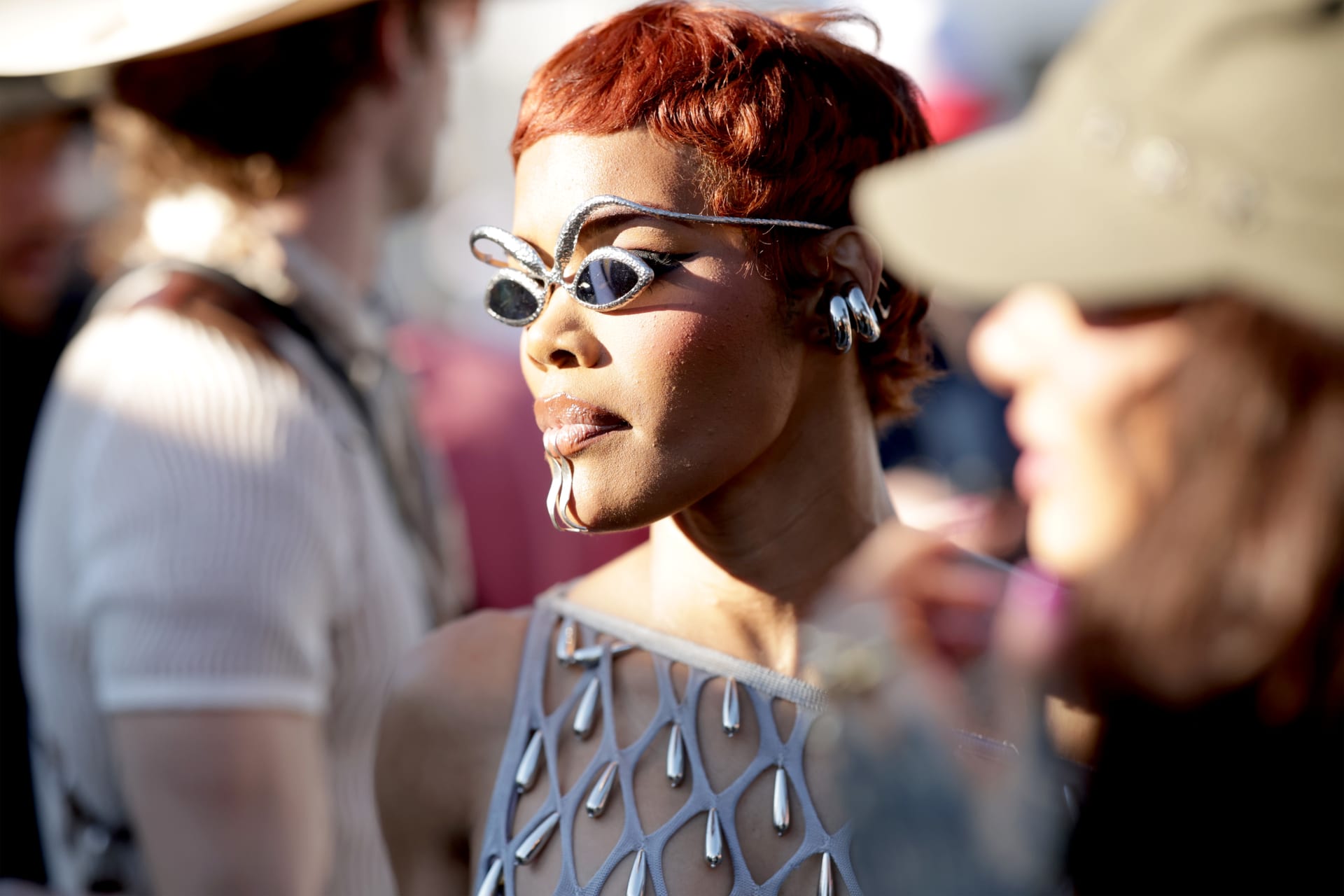 إطلالة من عالم آخر.. تيانا تايلور بقطع وجه معدنية وفستان شفاف في كاليفورنيا