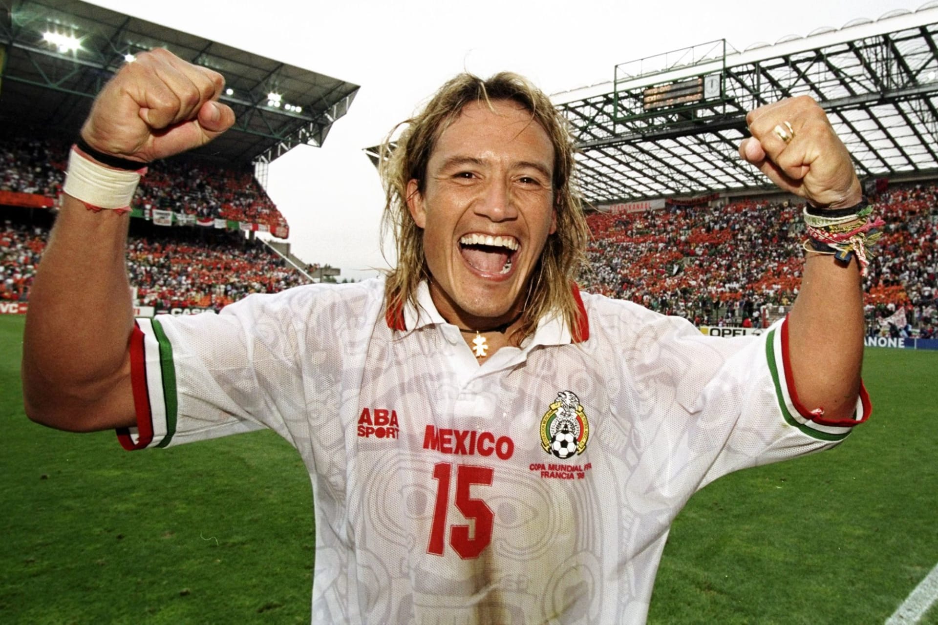 اللاعب المكسيكي لويس هيرنانديز يحتفل بعد تسجيله هدف التعادل في مباراة أمام هولندا خلال كأس العالم في يونيو/ حزيران 1998