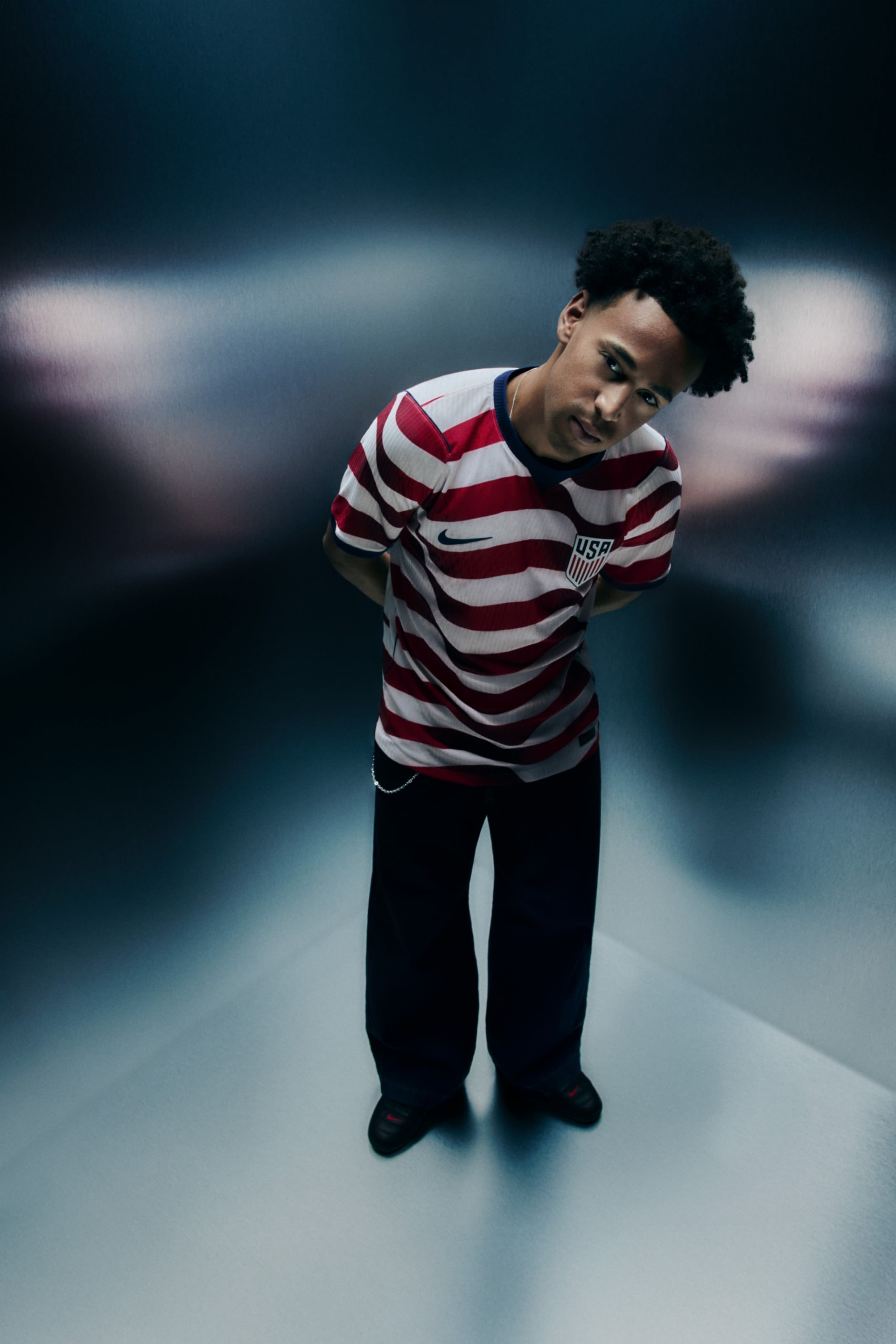 .يعتمد طقم "نايكي" على نجوم وخطوط، صُممت لتبدو وكأنها في حالة حركة مستمرة