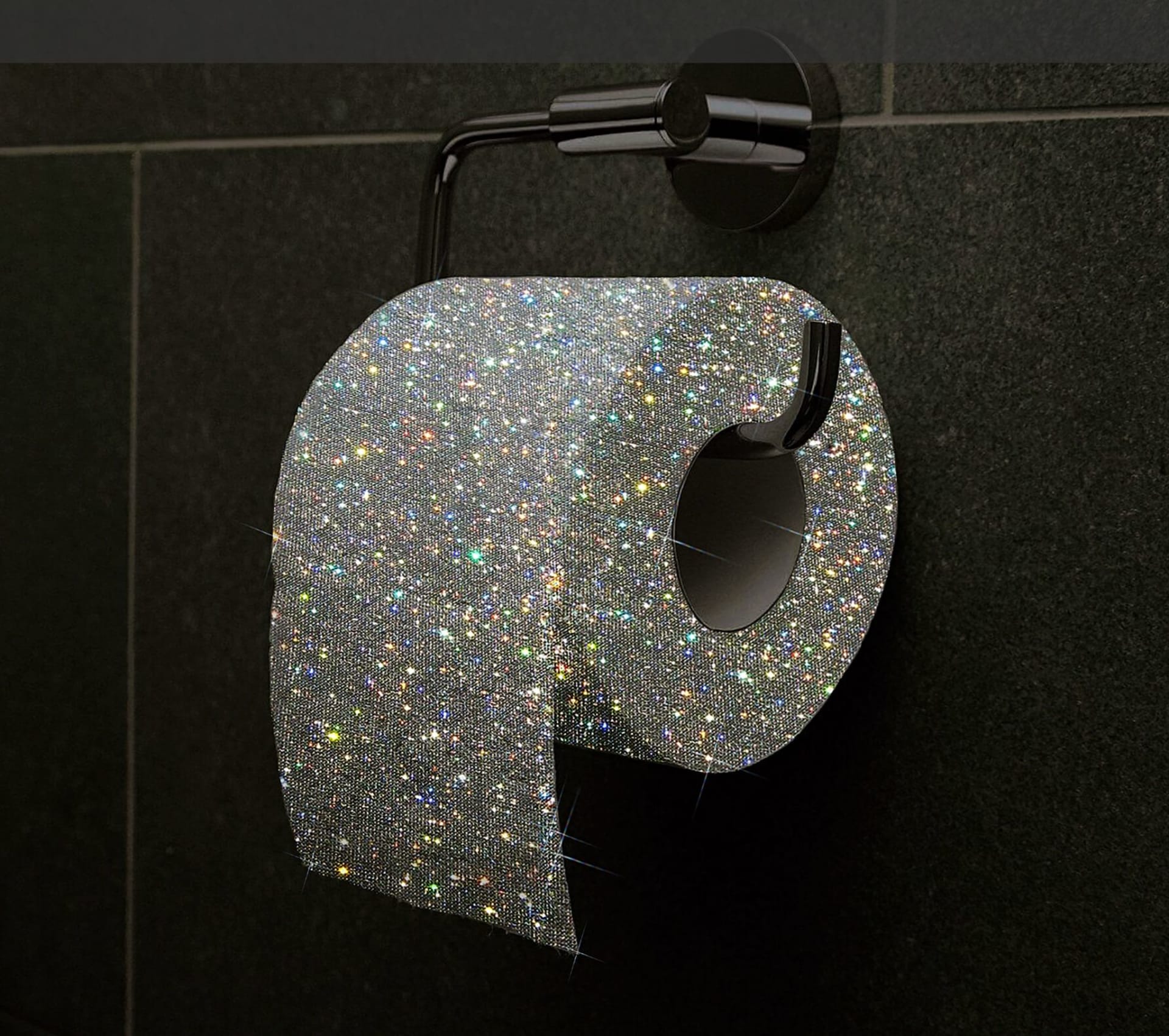 ورق تواليت مرصّع بالكريستال.. فنانة باكستانية تنثر البريق في كل مكان