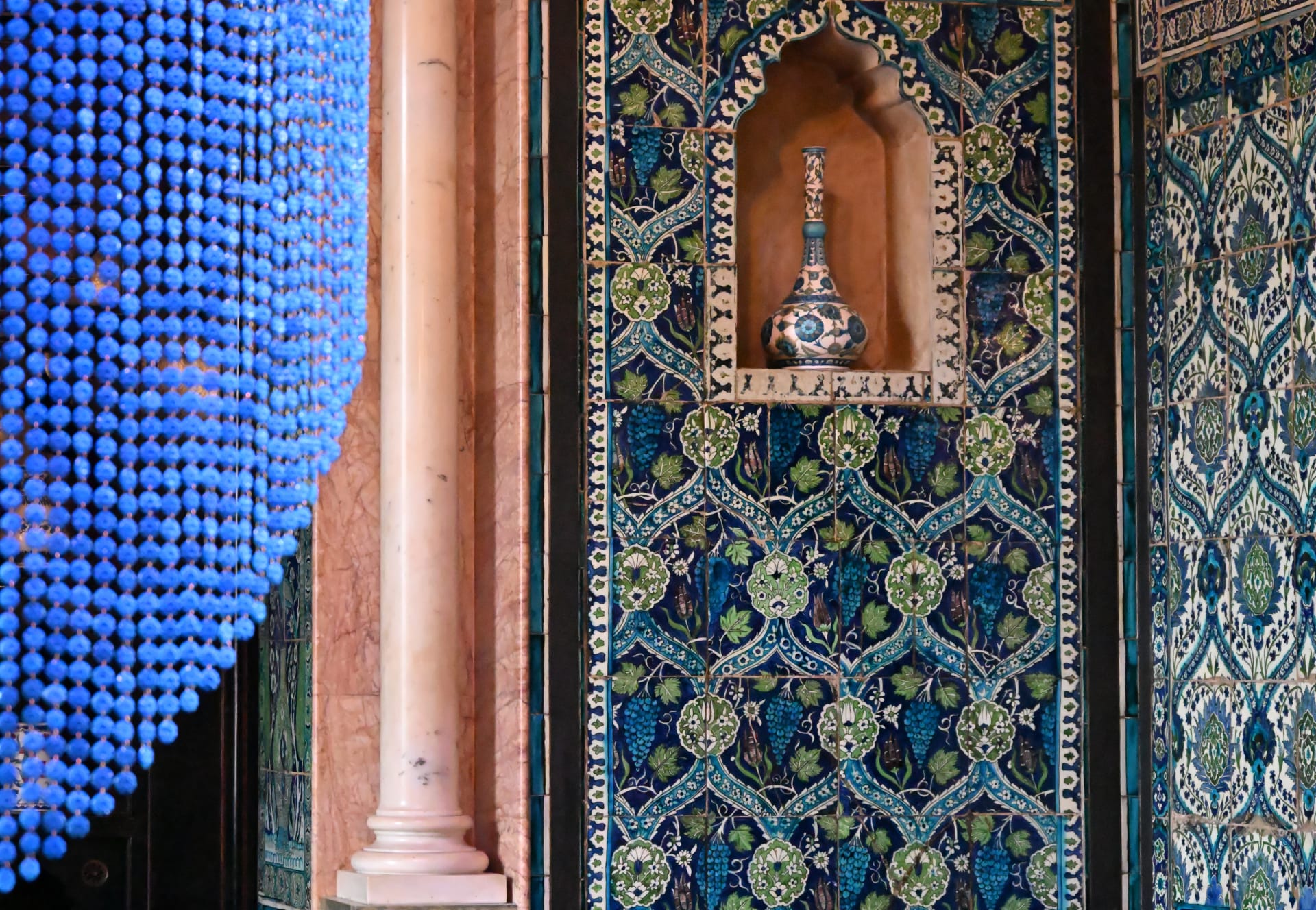 7,500 عين تحرس الذاكرة.. عمل فني عربي داخل منزل لايتون بلندن