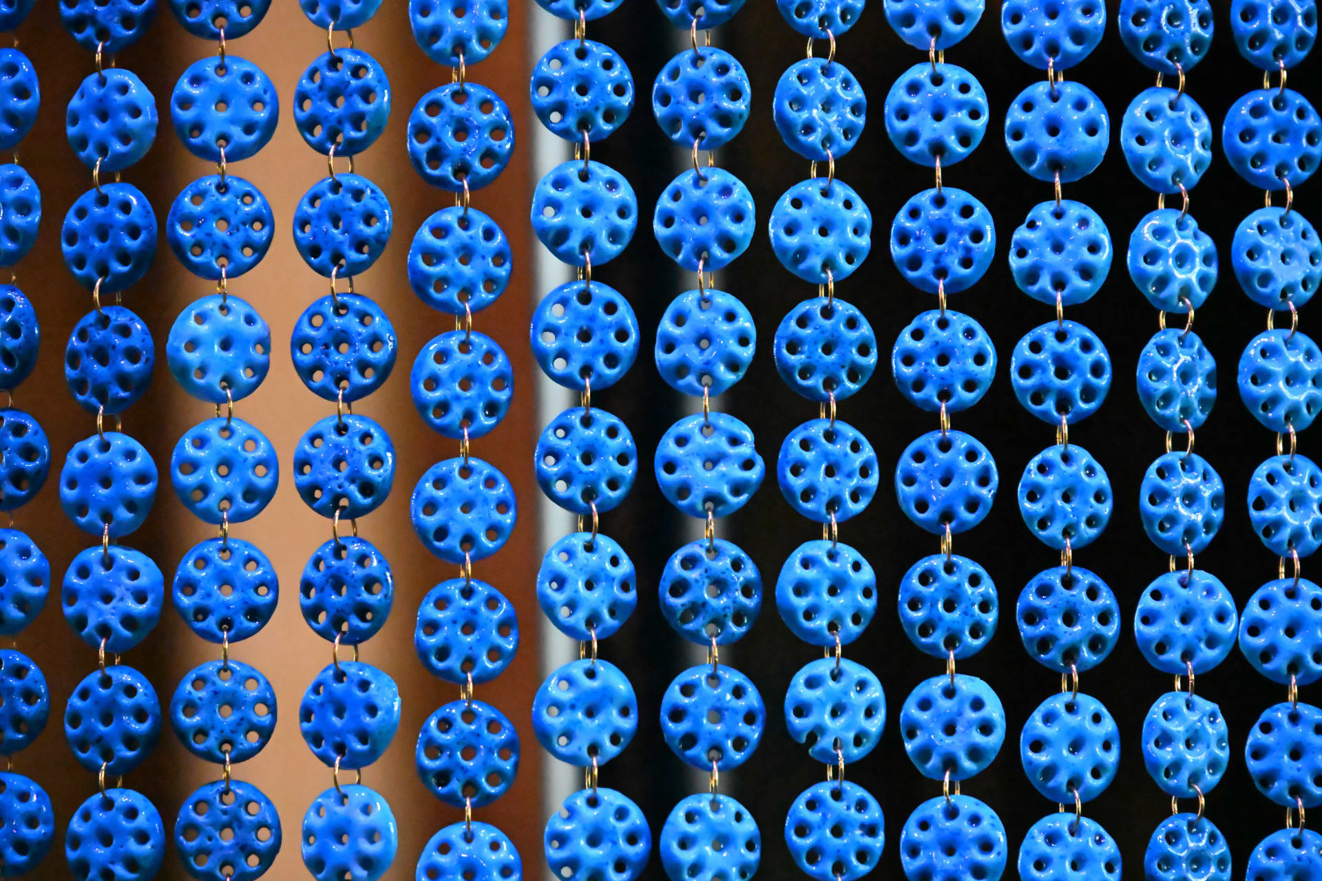 7,500 عين تحرس الذاكرة.. عمل فني عربي داخل منزل لايتون بلندن