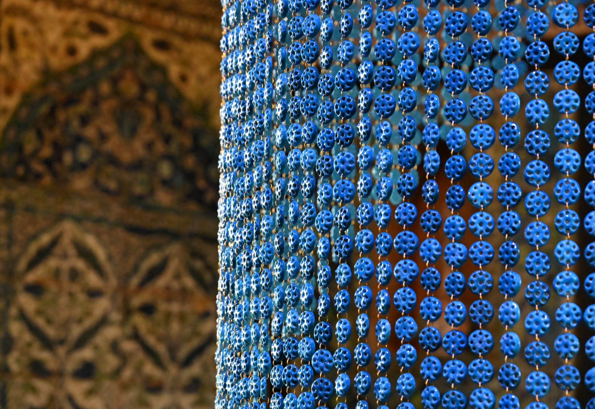 7,500 عين تحرس الذاكرة.. عمل فني عربي داخل منزل لايتون بلندن