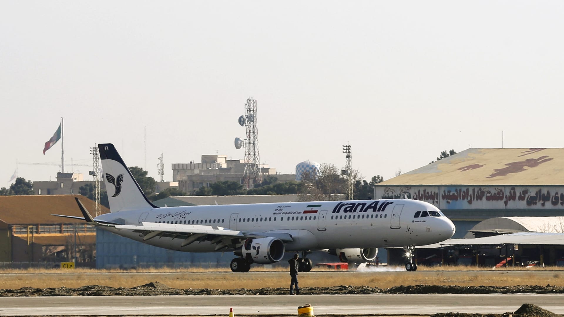 إيران تعيد فتح جزء من مجالها الجوي لاستئناف عمليات الطيران