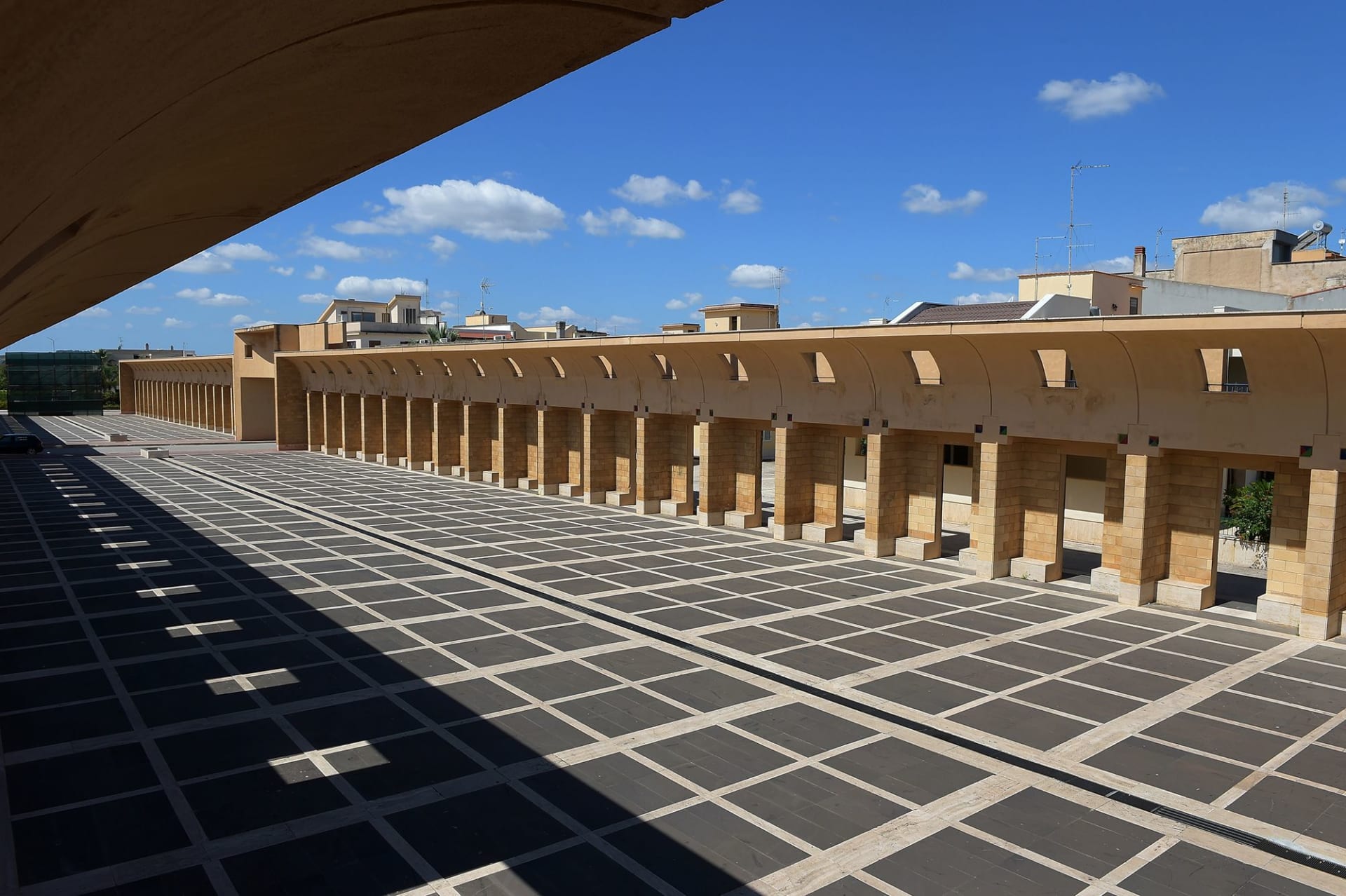 كأنها بومبي آخر.. لماذا دُفِنت هذه البلدة بأكملها عمدًا في إيطاليا؟