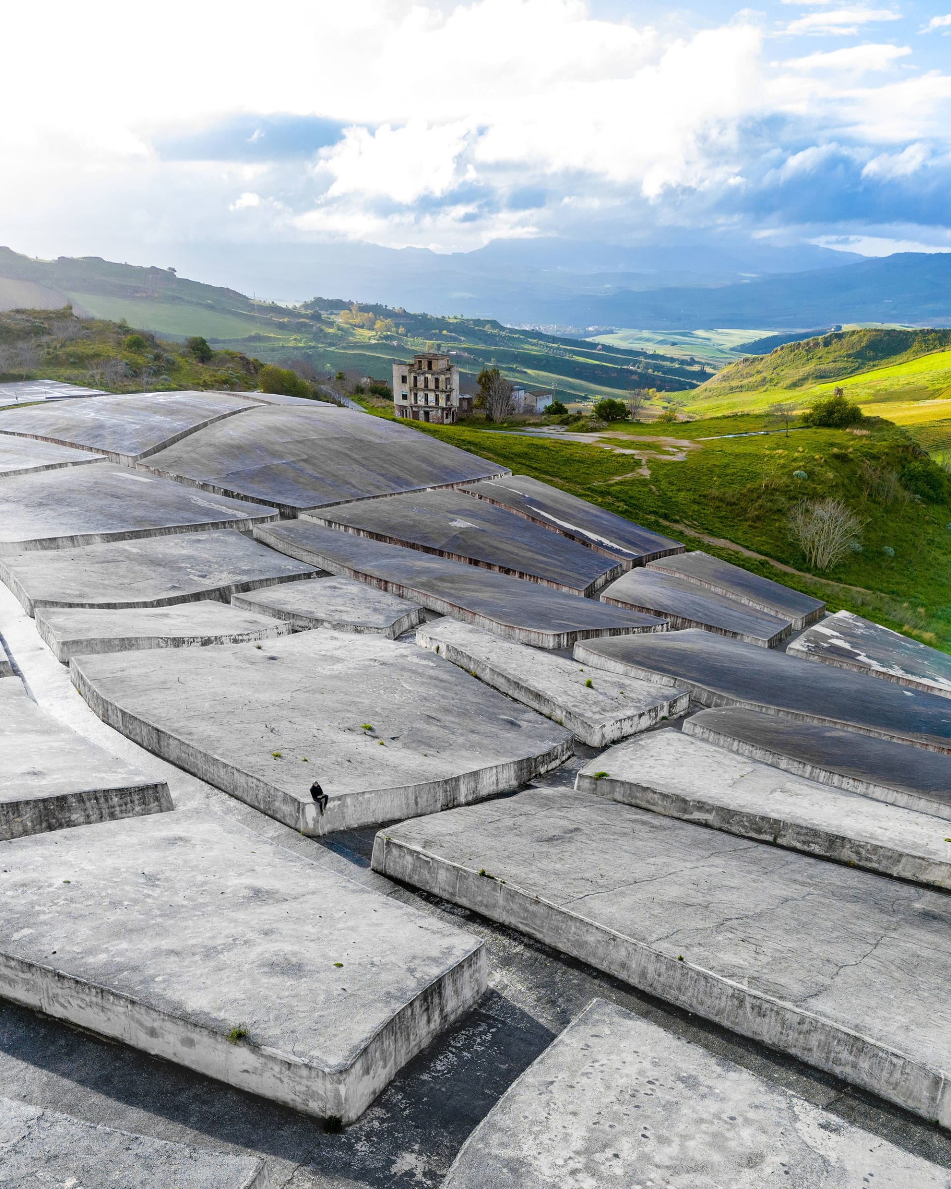 كأنها بومبي آخر.. لماذا دُفِنت هذه البلدة بأكملها عمدًا في إيطاليا؟