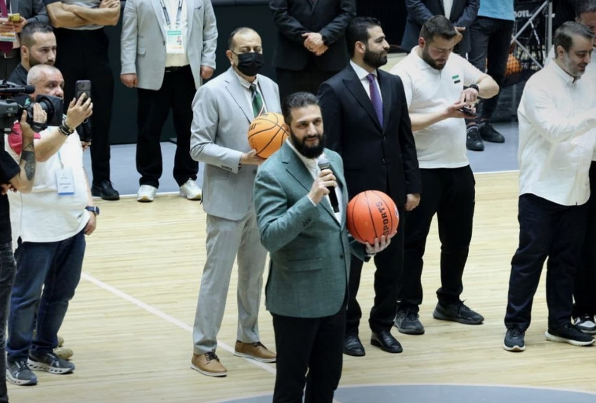 سوريا.. أحمد الشرع يلعب كرة السلة خلال افتتاح صالة الفيحاء