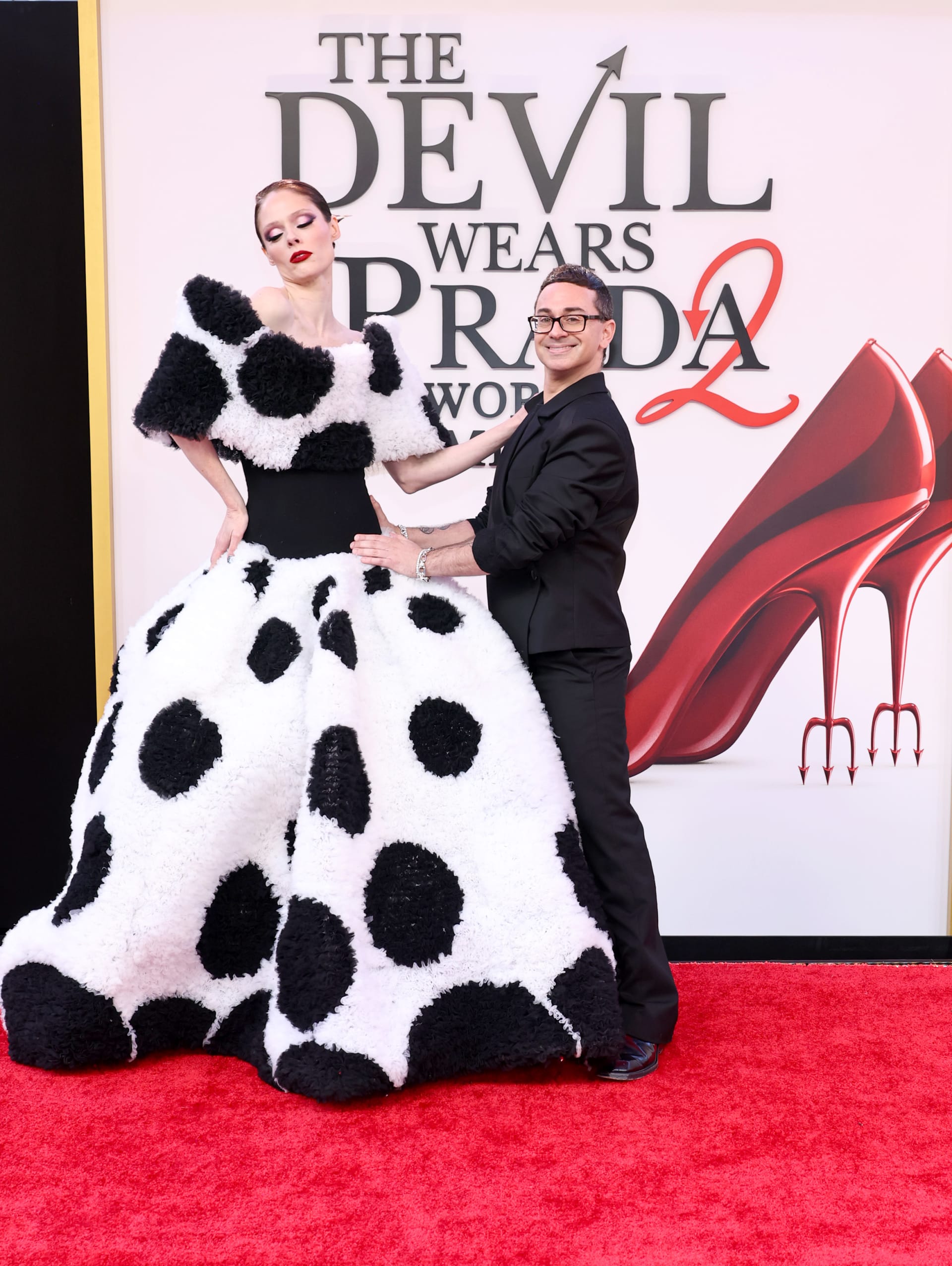 .عارضة الأزياء الكندية كوكو روتشا مع مصمم فستانها الأمريكي كريستيان سيريانو