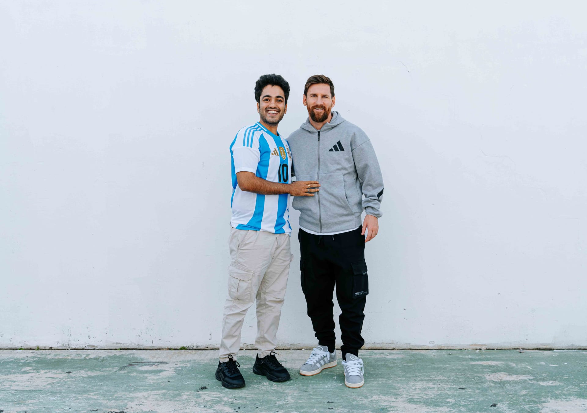 A picture that brings together Messi and Indian actor Yadav Shashidhar, star of the movie "Blue 52"