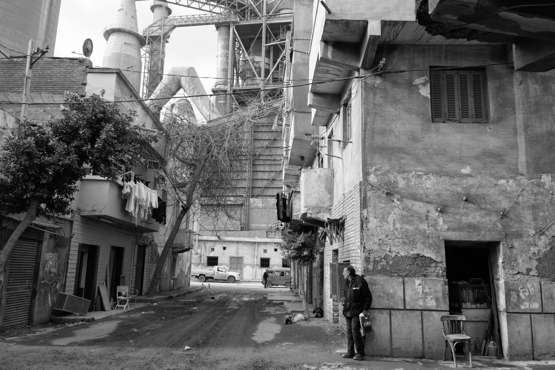 .يبعد مصنع الاسمنت عن المنطقة السكنيّة أمتارًا قليلة في منطقة "وادي القمر" في الاسكندرية بمصر