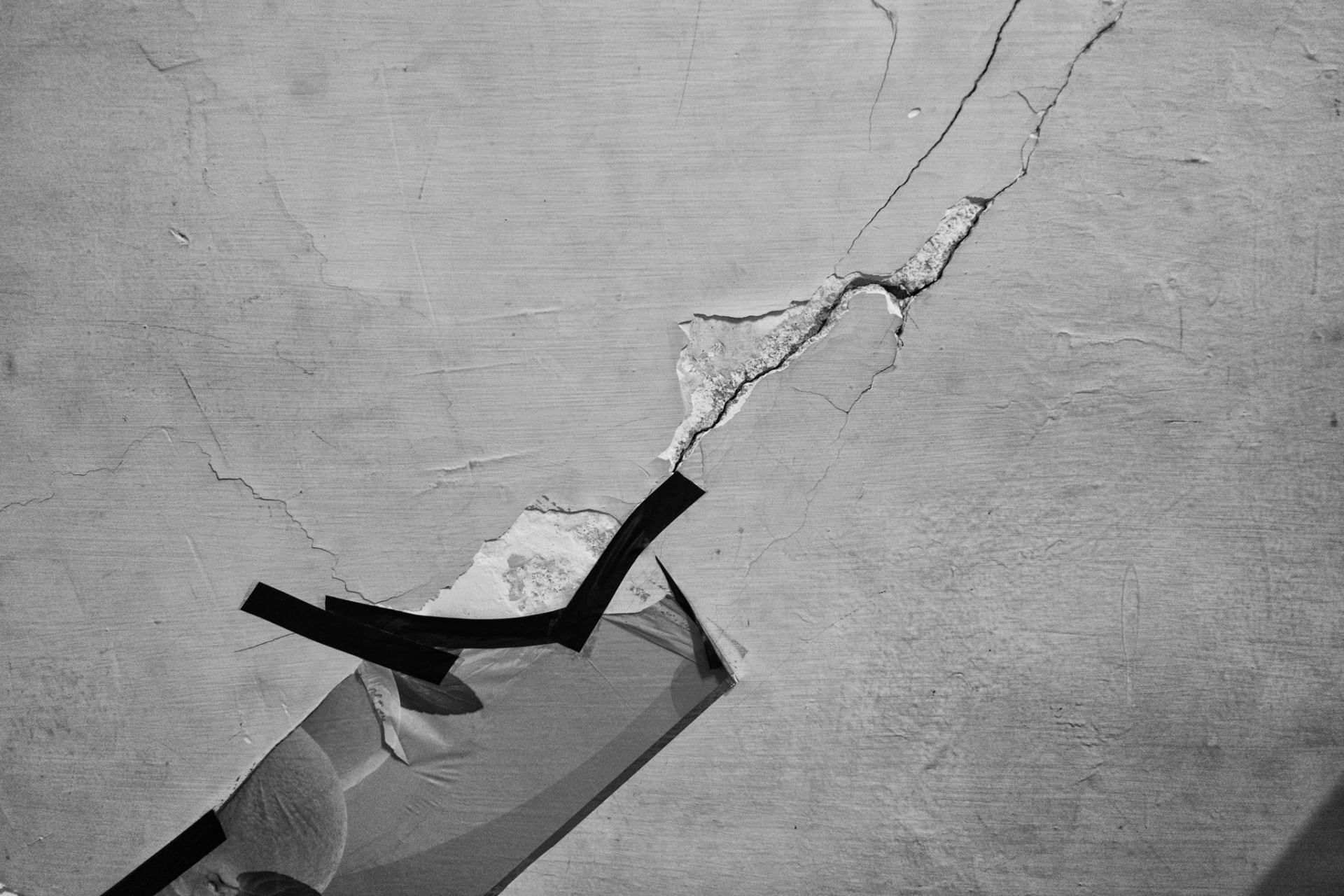 .شقوق جدران المنازل الناتجة عن ارتجاجات المصنع