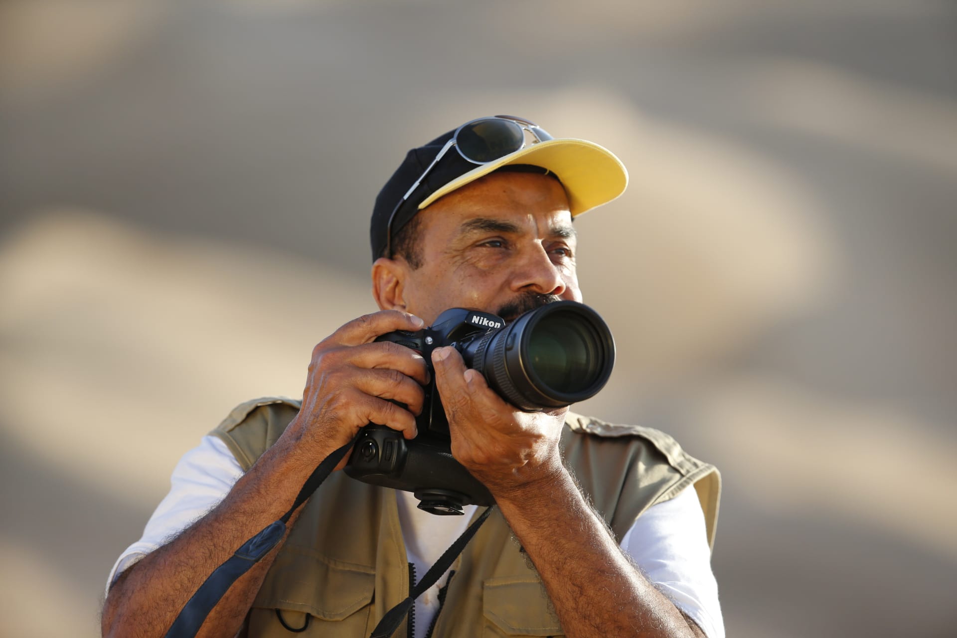 مصور عراقي يحول رمال الصحراء في ليوا بأبوظبي إلى لوحات فنية