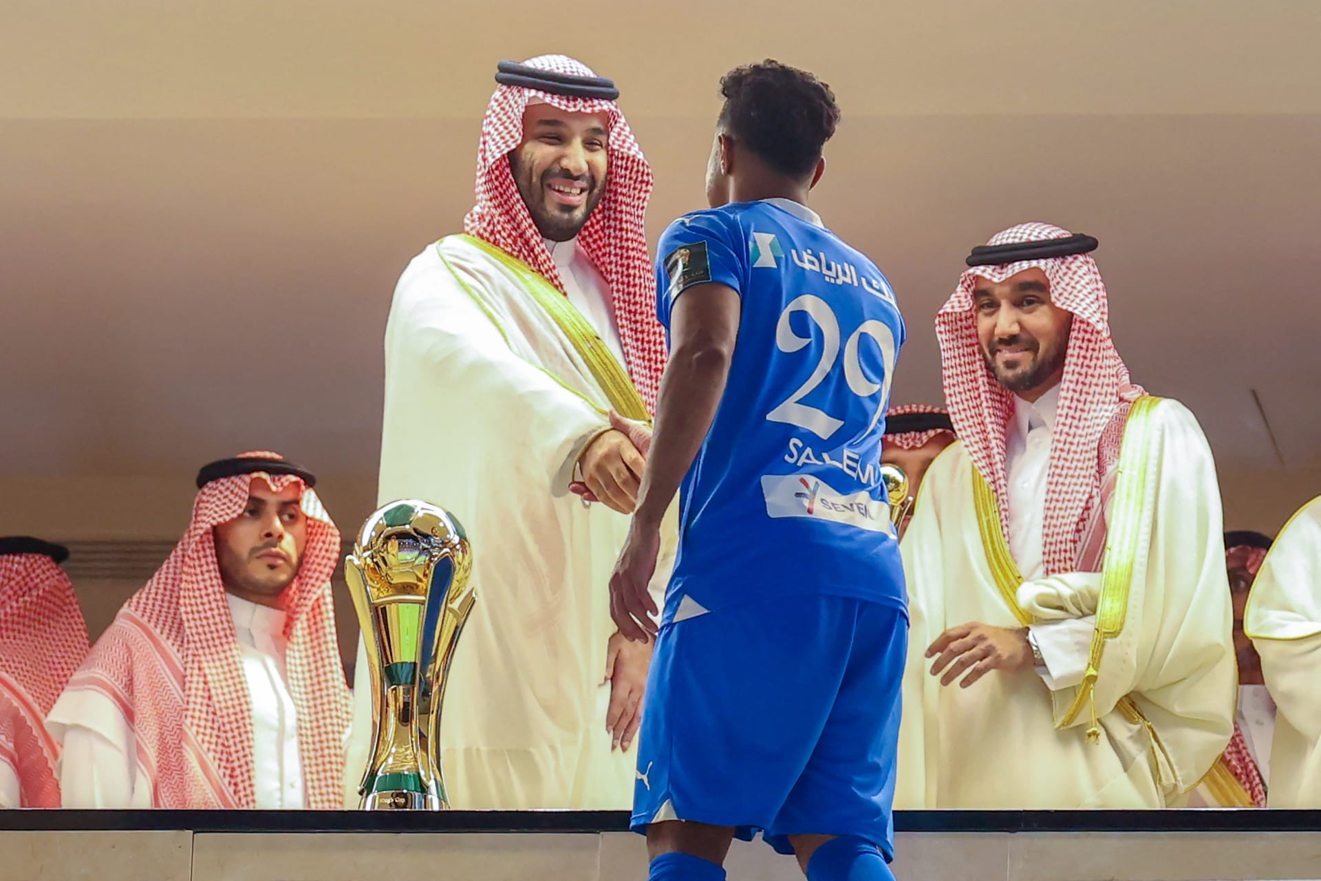 السعودية.. موقف "محرج" للاعب الهلال بعد مصافحته لمحمد بن سلمان