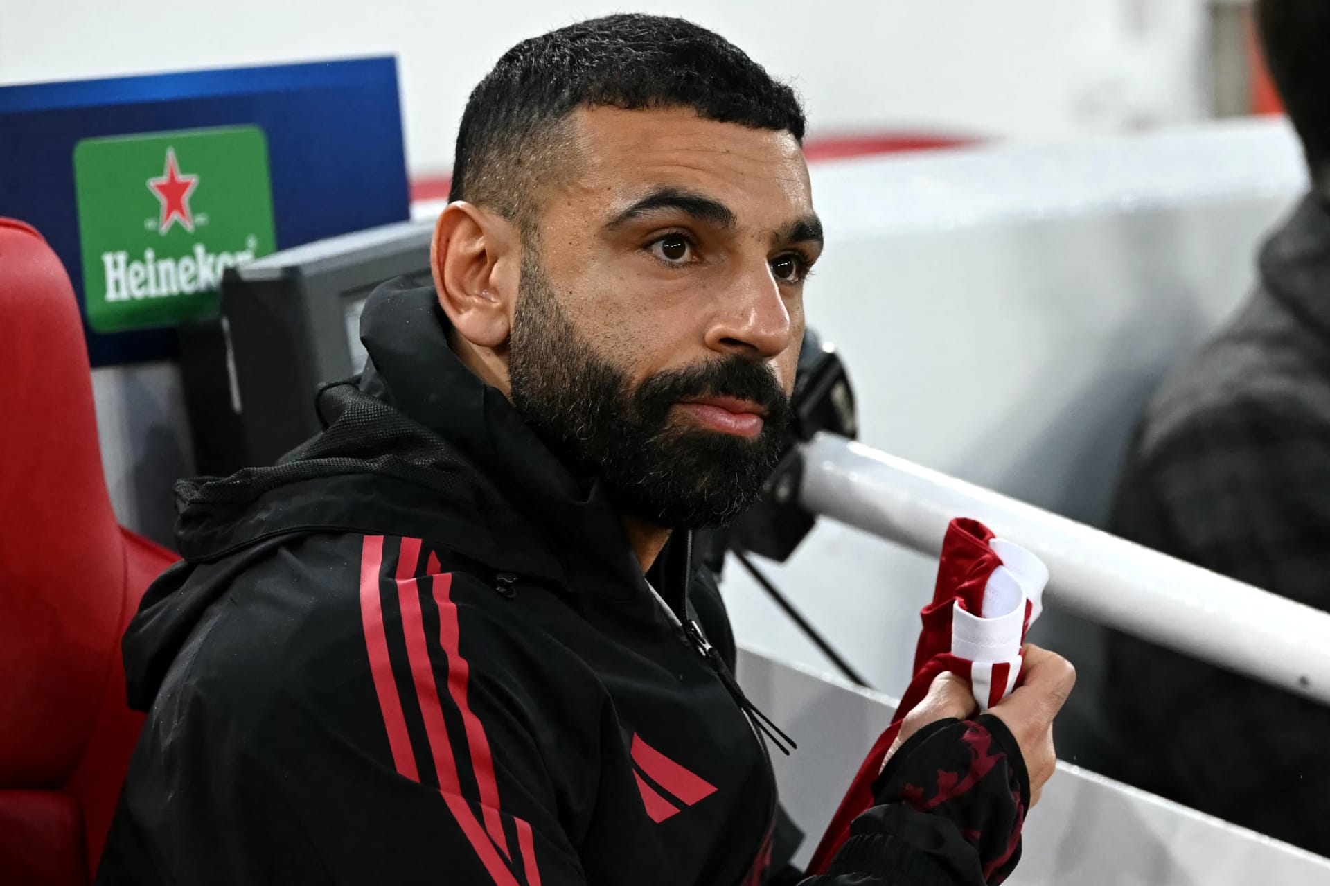 تداول لقطة لمحمد صلاح ومواطنه أحمد المحمدي خلال مباراة ليفربول وأستون فيلا