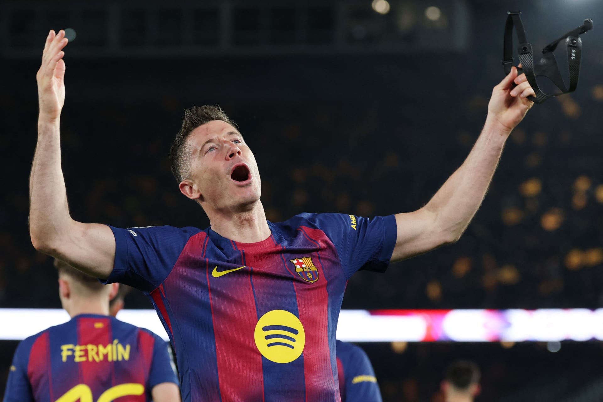 ليفاندوفسكي يعلن رحيله عن برشلونة.. وهذا ما قاله في رسالة الوداع