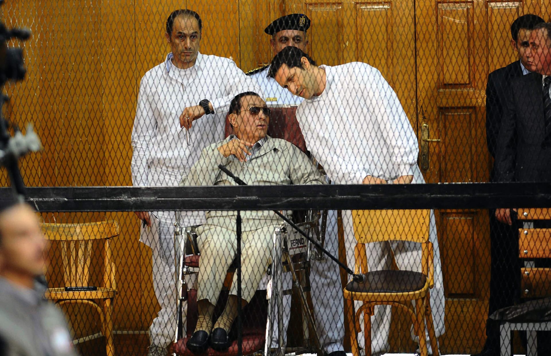"بلادي وإن جارت عليَّ عزيزة"..علاء مبارك يعلق على فيديو لوزيرة سابقة عن والده ومعاملته بطريقة "غير لائقة"