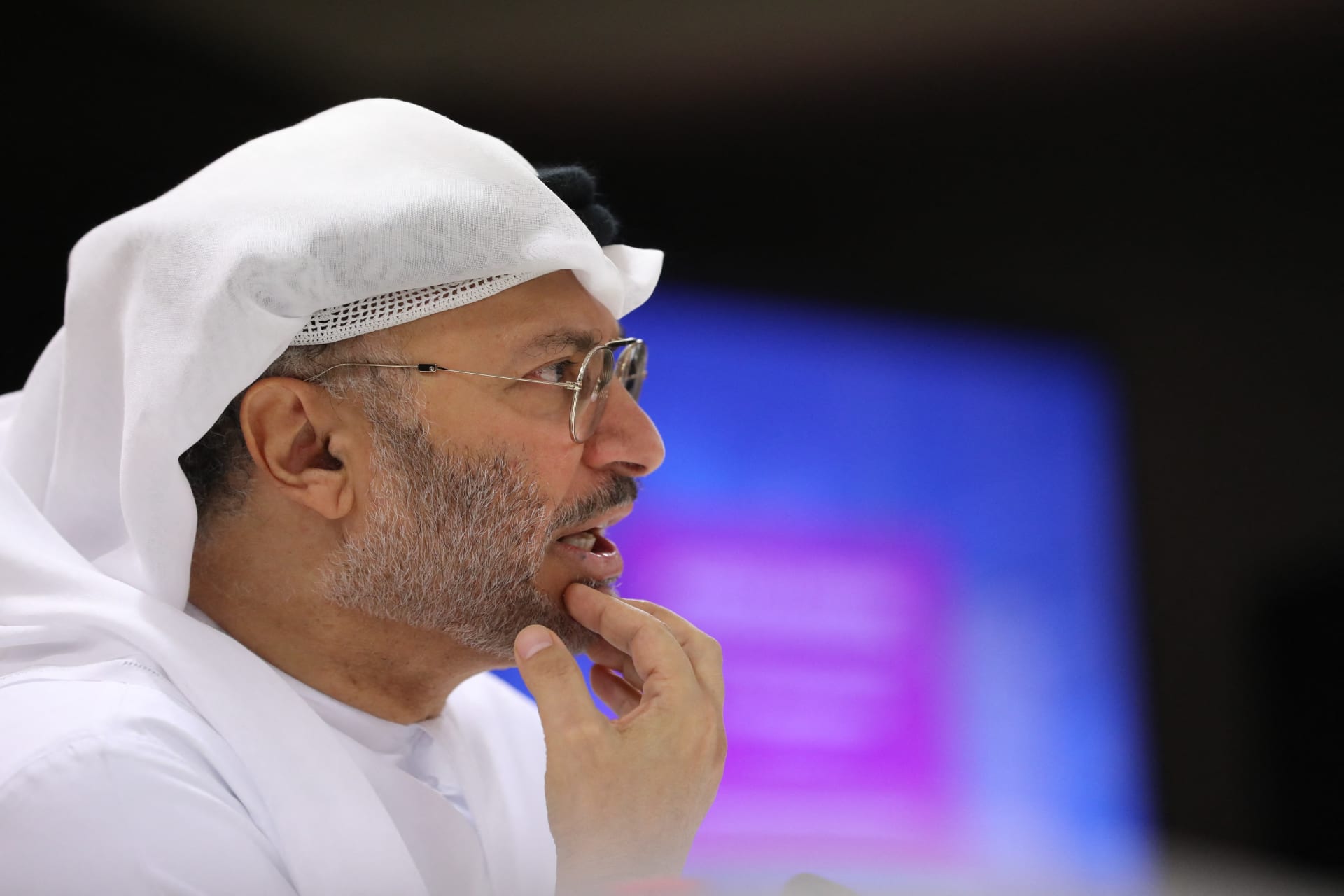 قرقاش: هناك خلط مًحيّر للأدوار في ظل العدوان الإيراني.. والموقف الرمادي أخطر من "اللاموقف" 