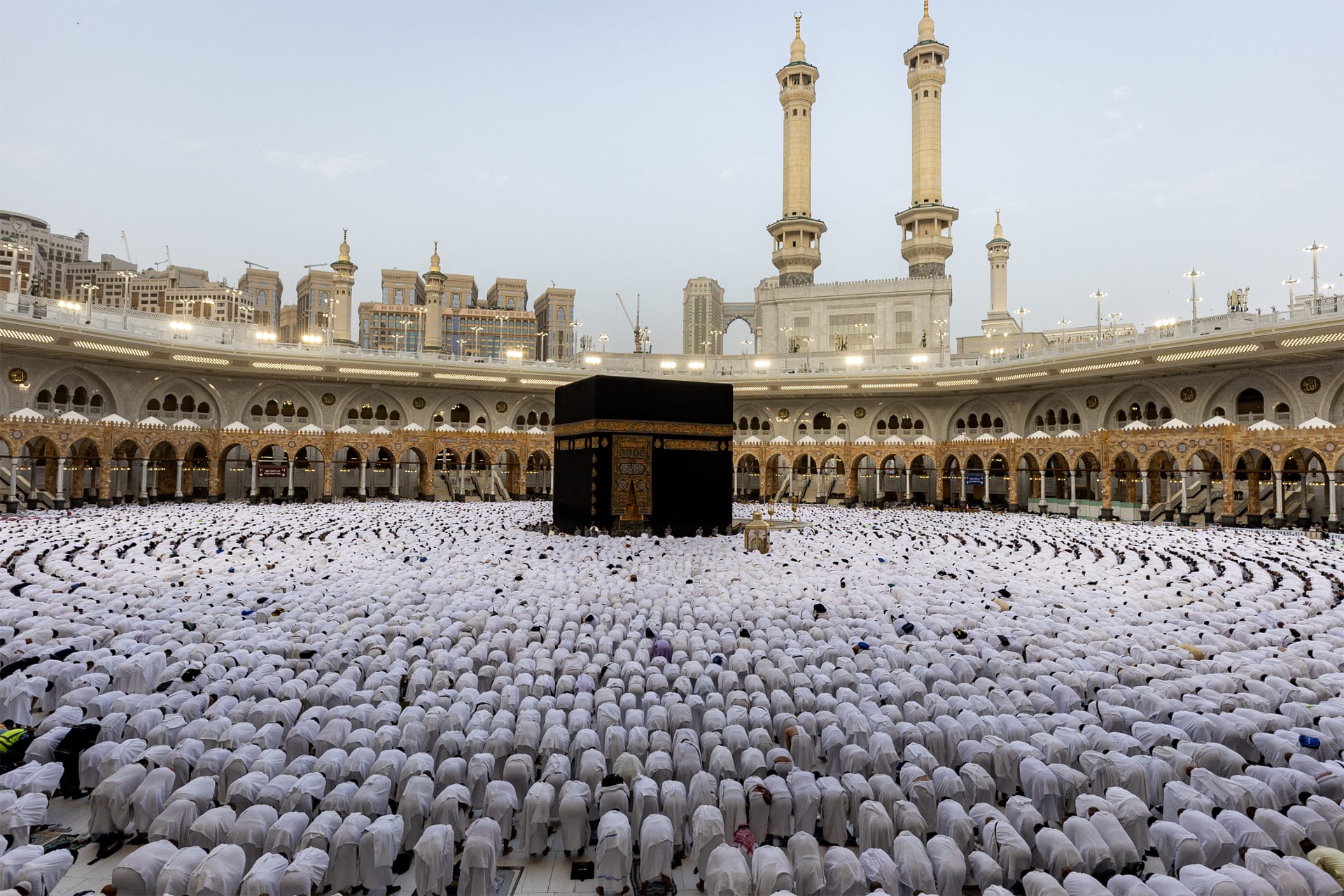 "الرداء والإزار".. هيئة سعودية تكشف تفاصيل عن الاشتراطات الفنية لمنتجات الإحرام