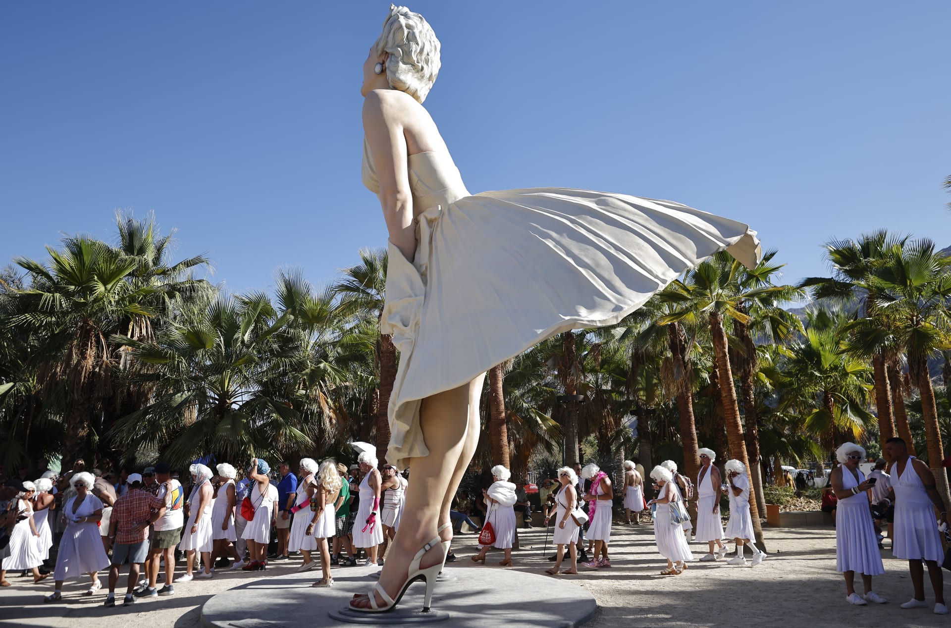 تمثال "Forever Marilyn  " الشهير في المدينة.